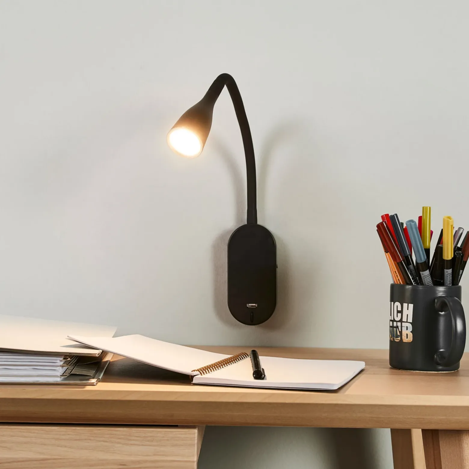 Aplique de pared LED Enna de Lindby, 34 cm, negro, interruptor, USB