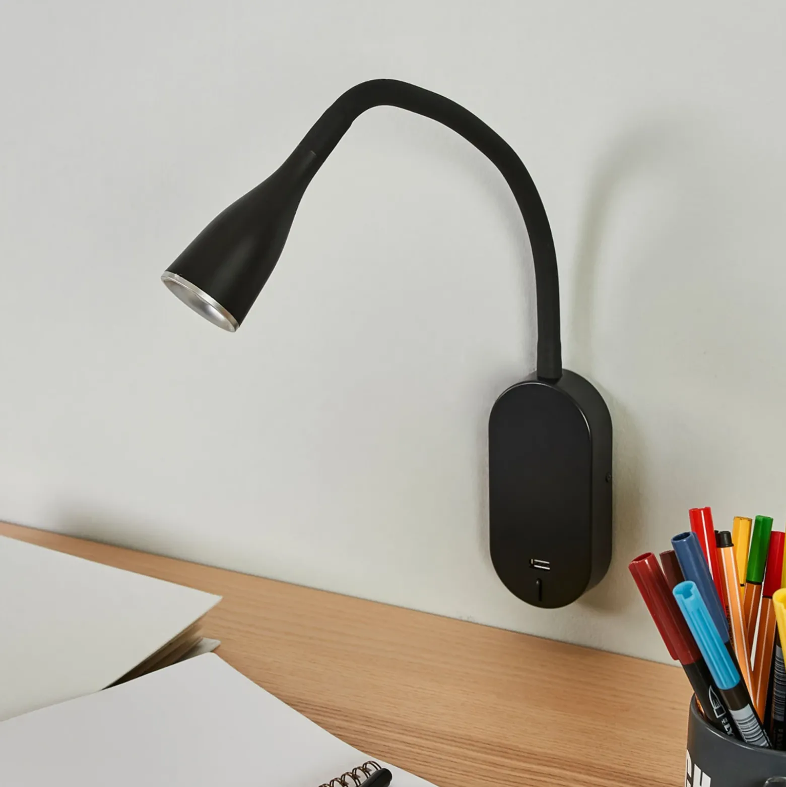 Aplique de pared LED Enna de Lindby, 34 cm, negro, interruptor, USB