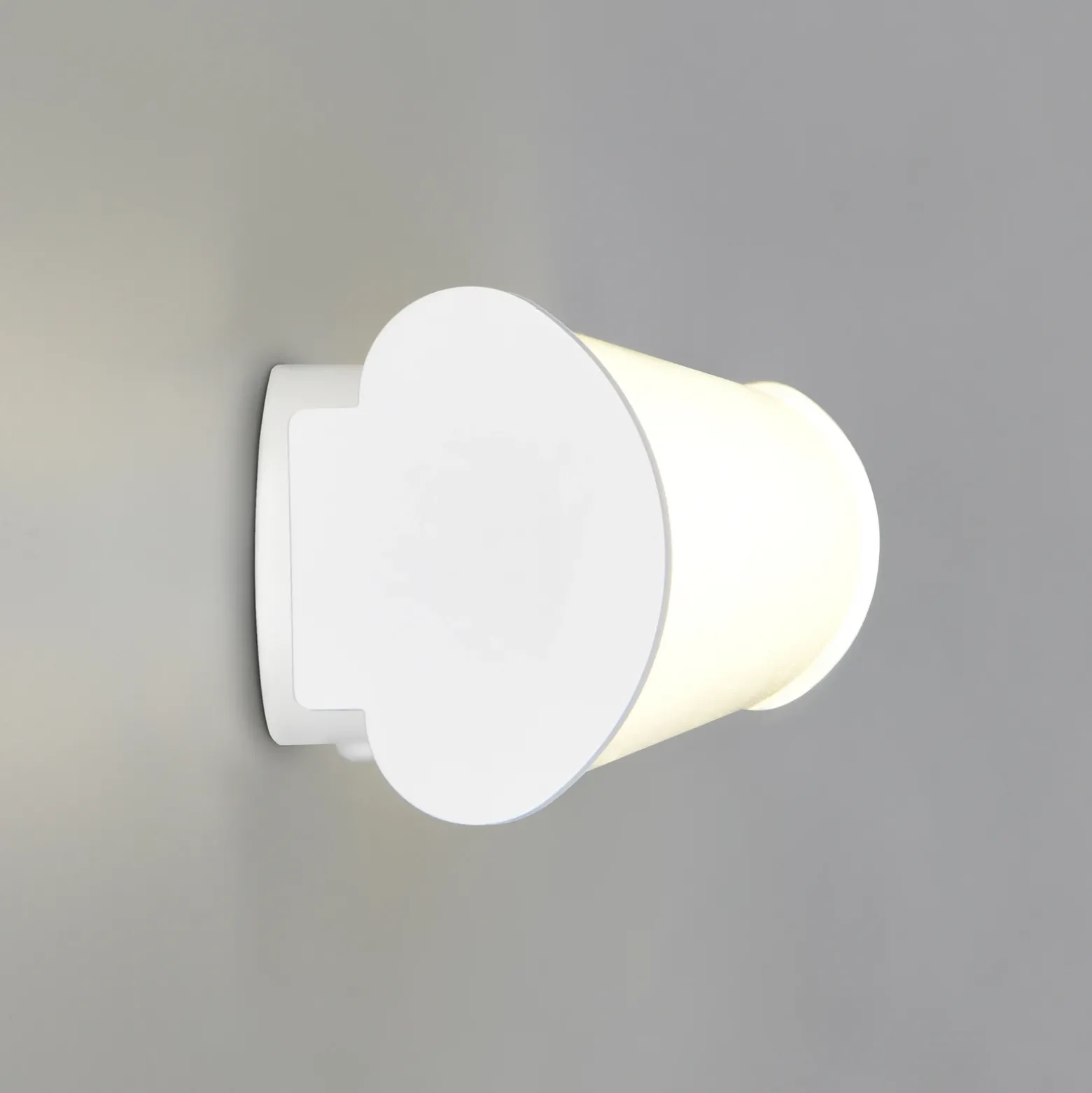 Aplique de pared LED Ernesto, blanco mate, 60 cm de ancho, 4.000 K, IP44