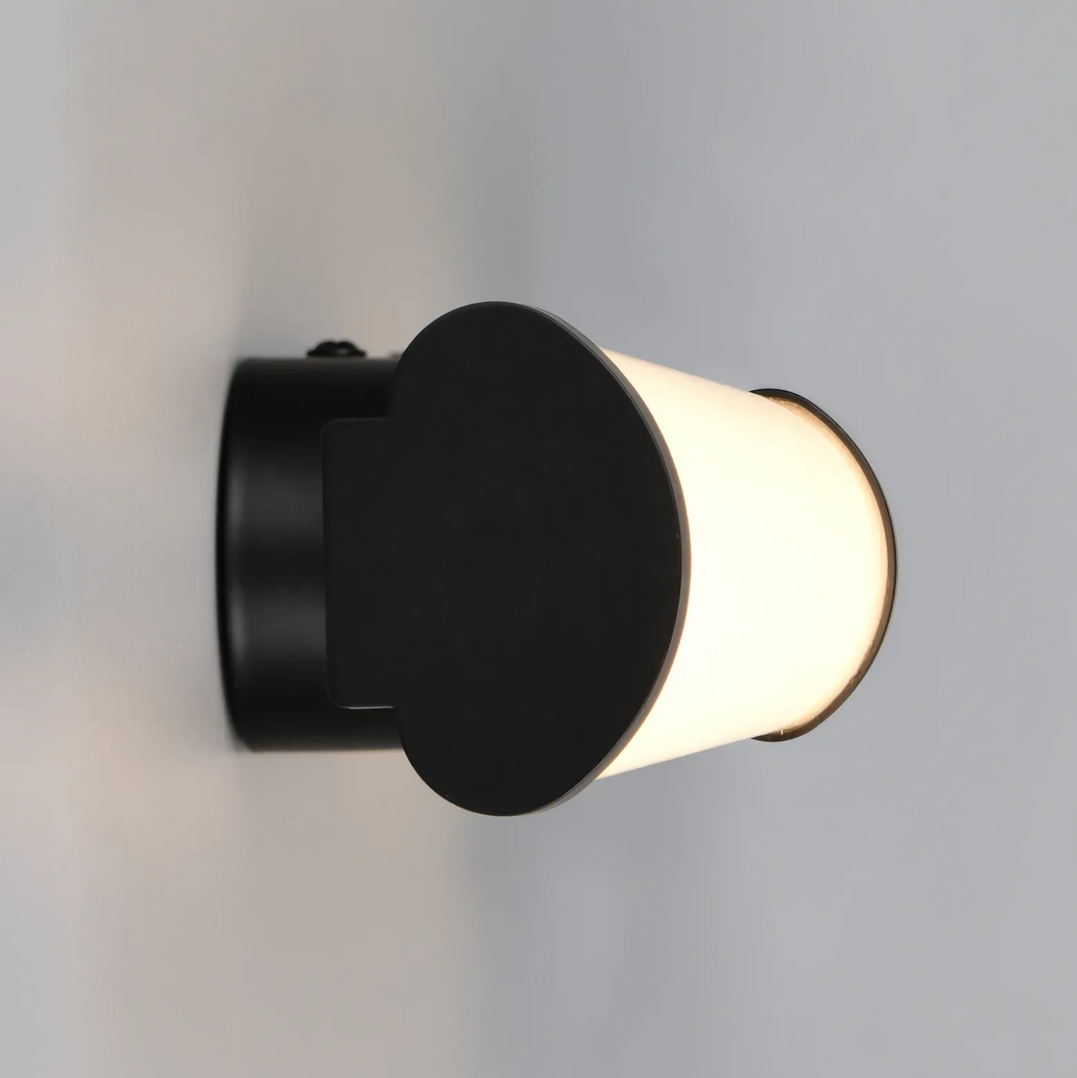 Aplique de pared LED Ernesto, negro, 40 cm de ancho, 3.000 K, IP44