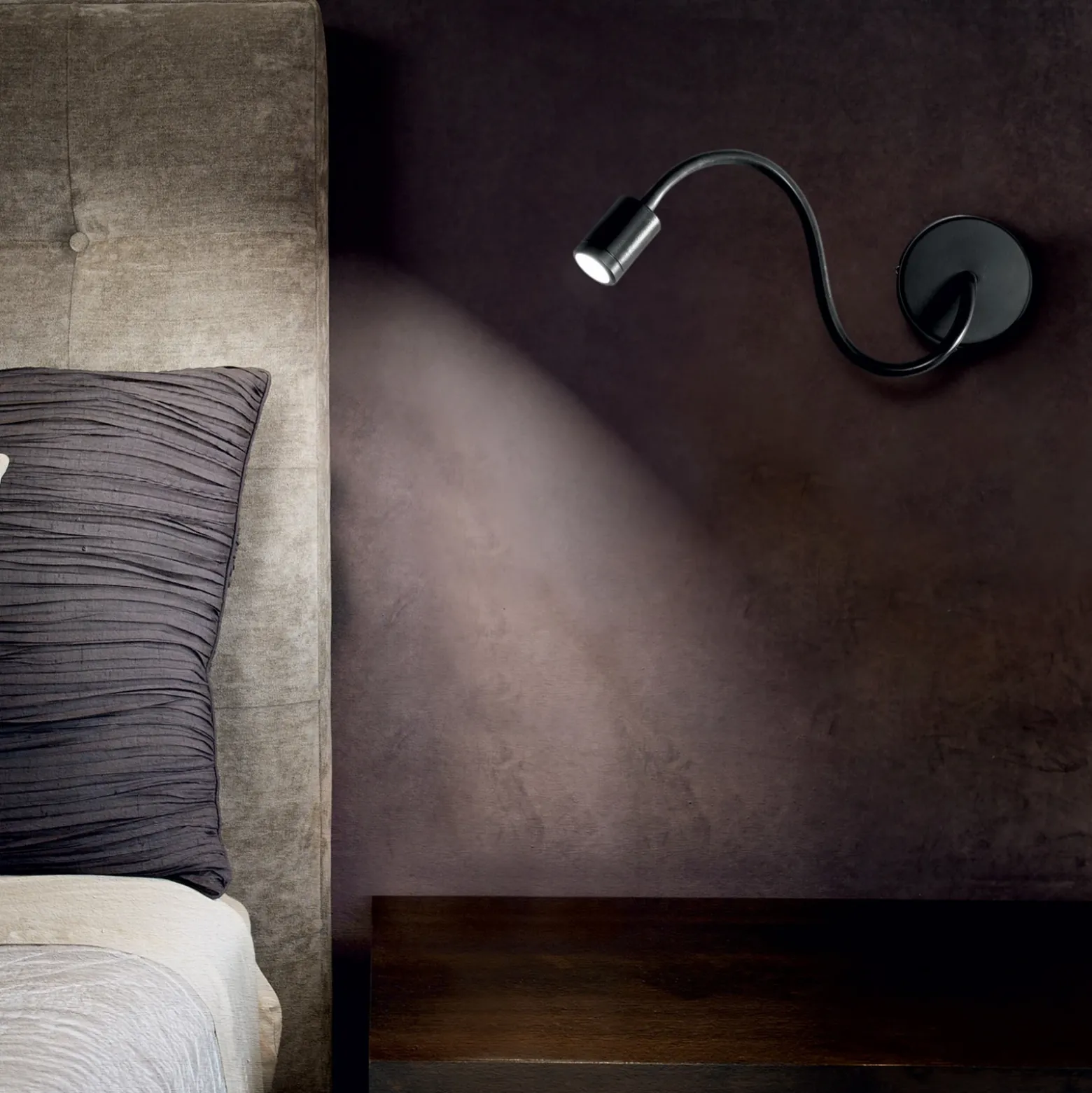 Aplique de pared LED flexible Focus, negro