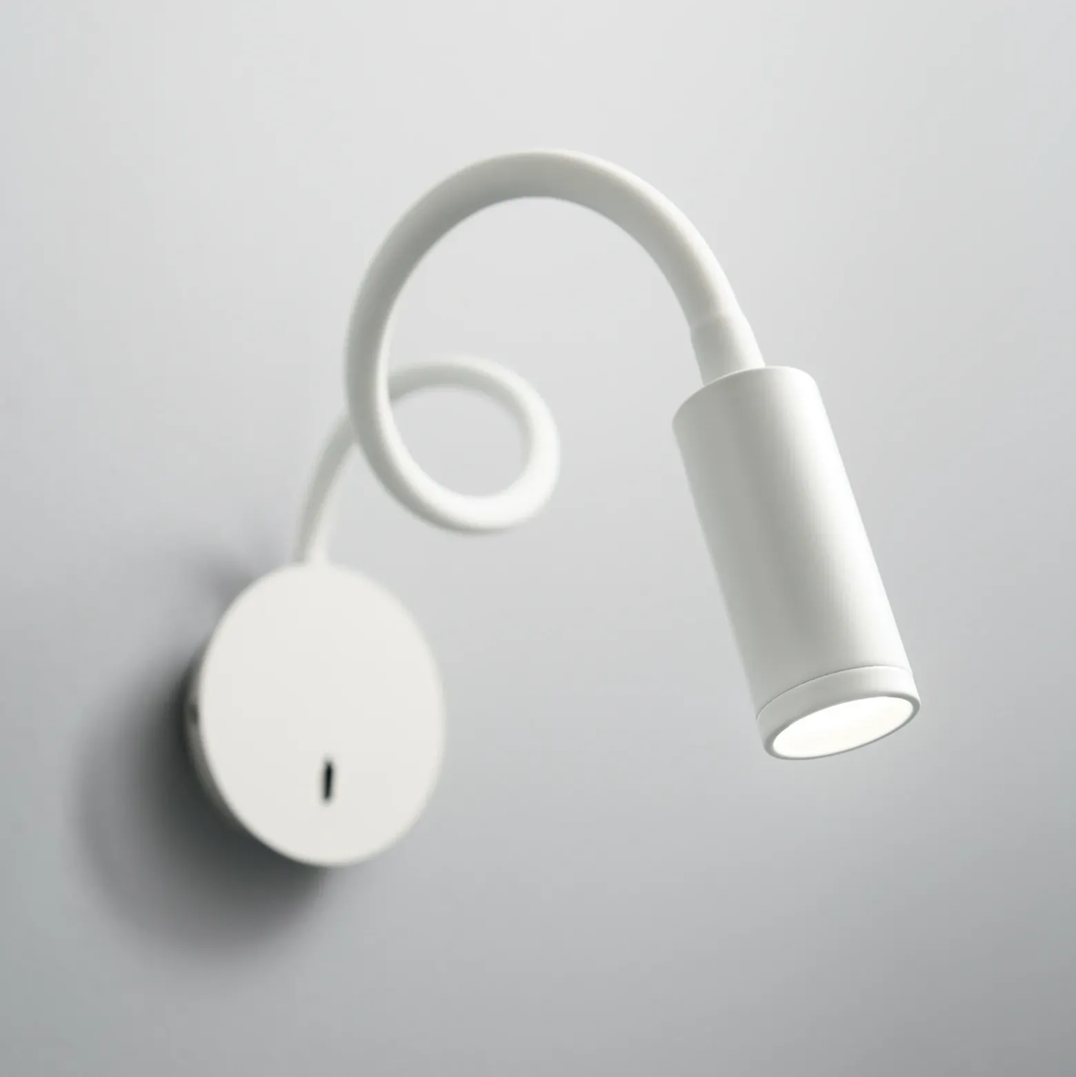 Aplique de pared LED Focus 2 de Ideal Lux, blanco, 55 cm, brazo flexible