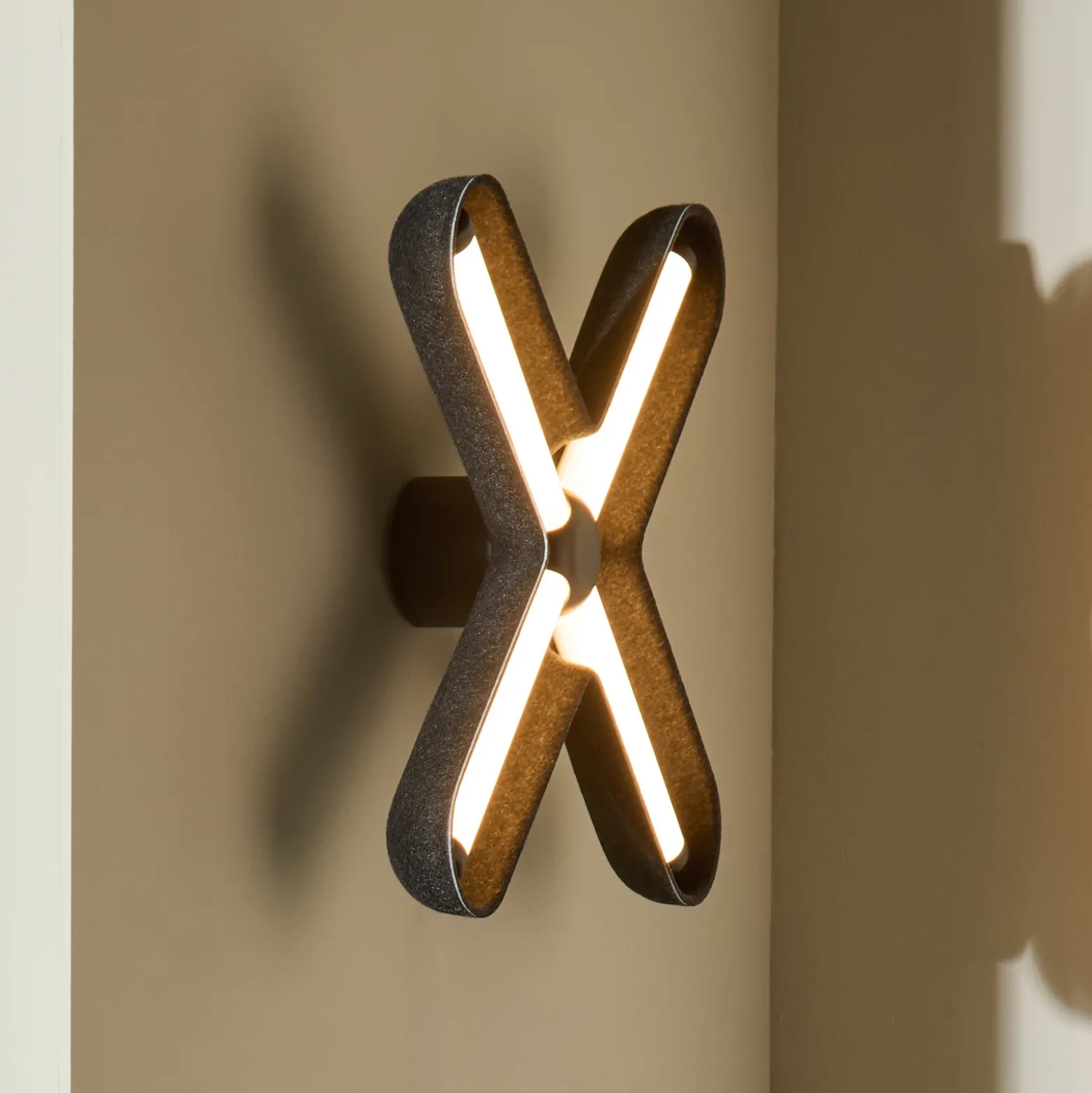 Aplique de pared LED «Fuzz» de LOOM DESIGN, negro/negro, 50 cm