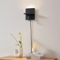 Aplique de pared LED Lindby Auden, negro, enchufe, estación de carga