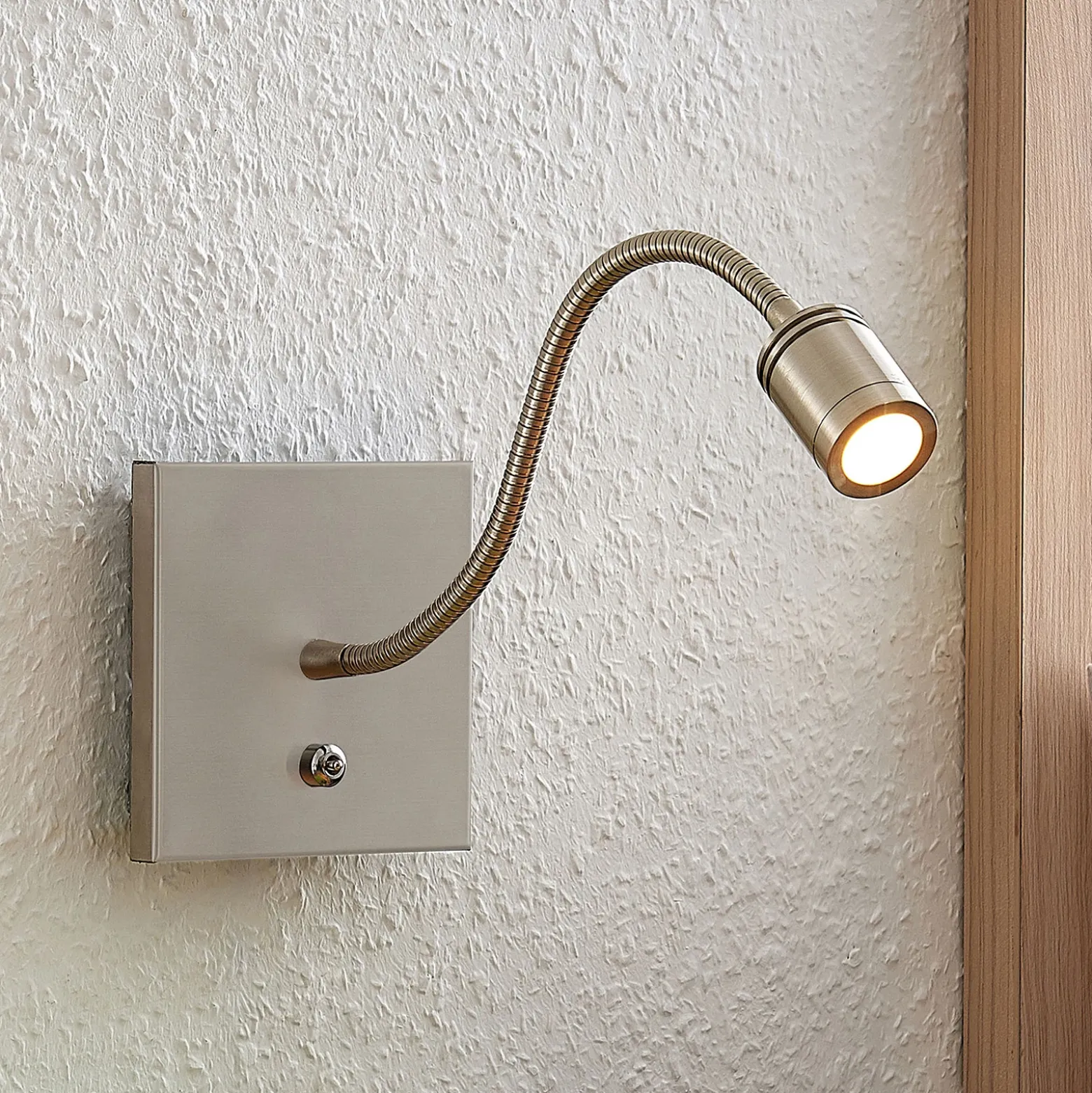 Aplique de pared LED Lindby Legera, 11 cm, color níquel, brazo flexible