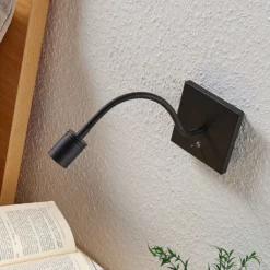 Aplique de pared LED Lindby Mayar, negro, metal, lámpara de lectura, 11cm