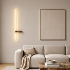 Aplique de pared LED Lindby Natsumi, marrón, aluminio, 90 cm