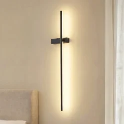 Aplique de pared LED Lindby Natsumi, negro, aluminio, 90 cm