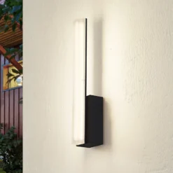Aplique de pared LED Lisana de Lucande, vertical, IP44