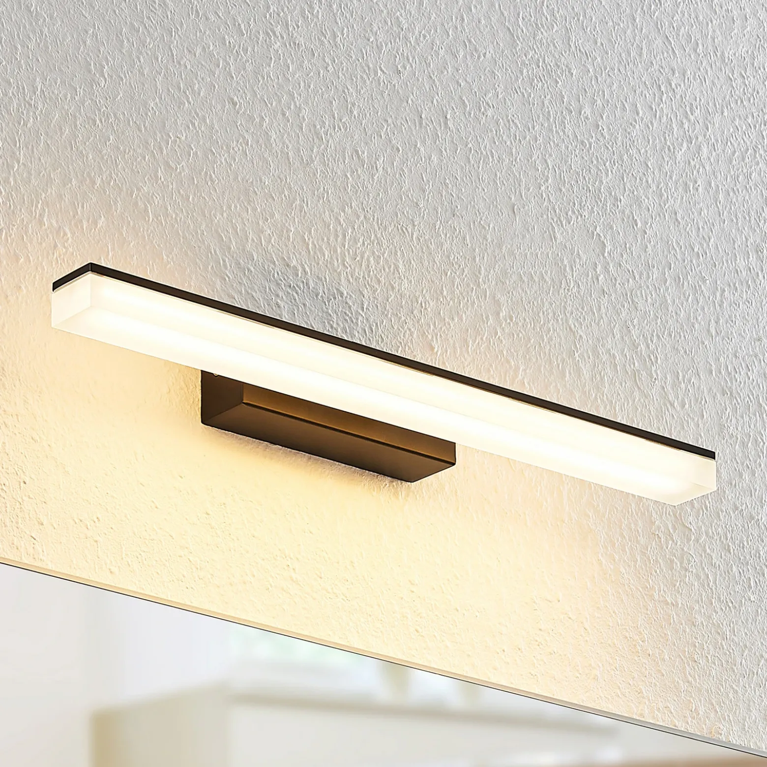 Aplique de pared LED Lisana de Lucande, horizontal, 46 cm, IP44