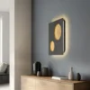 Aplique de pared LED Lucande Delin, gris/dorado, 55 x 55 cm, atenuable
