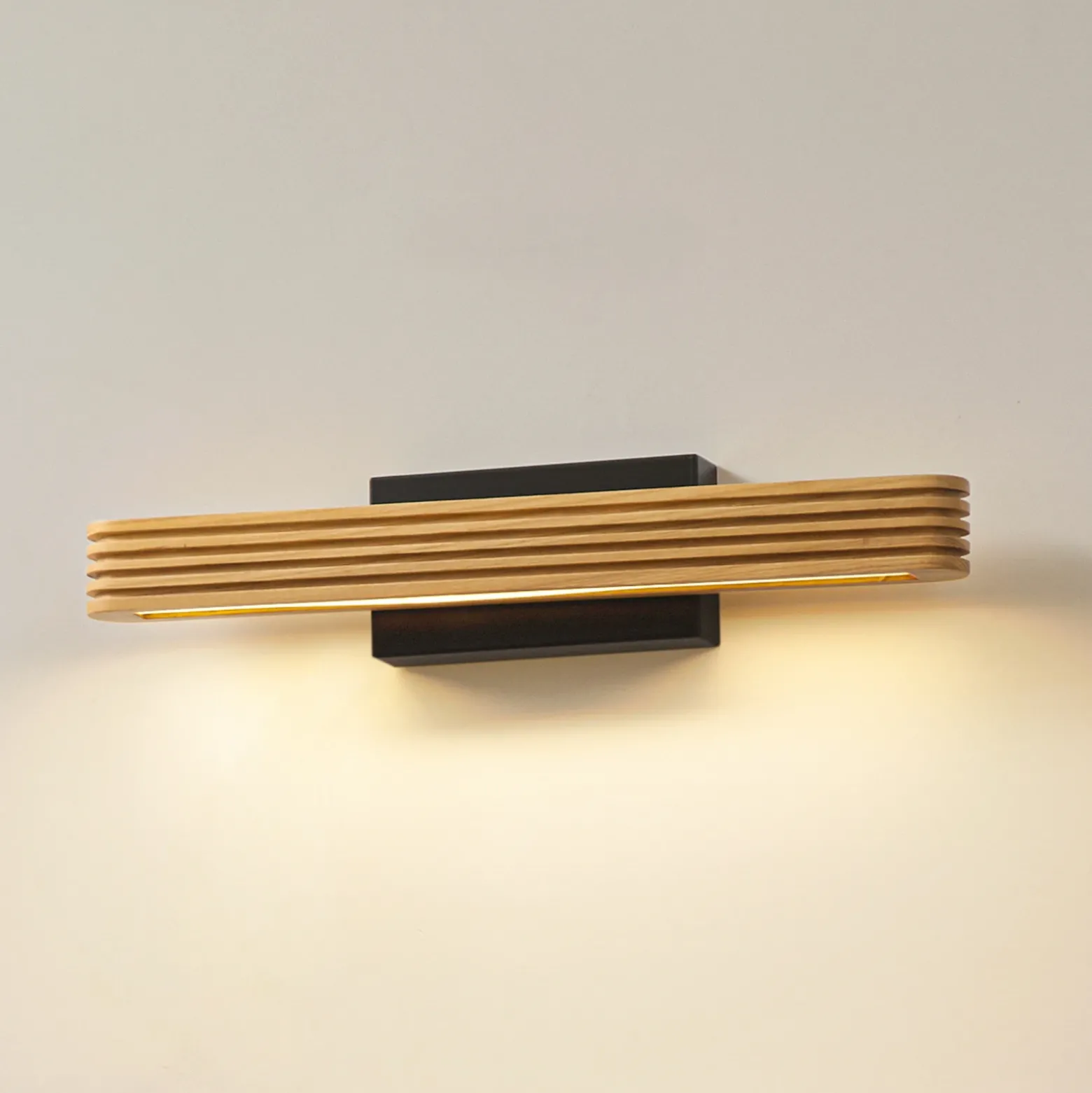 Aplique de pared LED Lucande Lieske, 40 cm, madera, negro