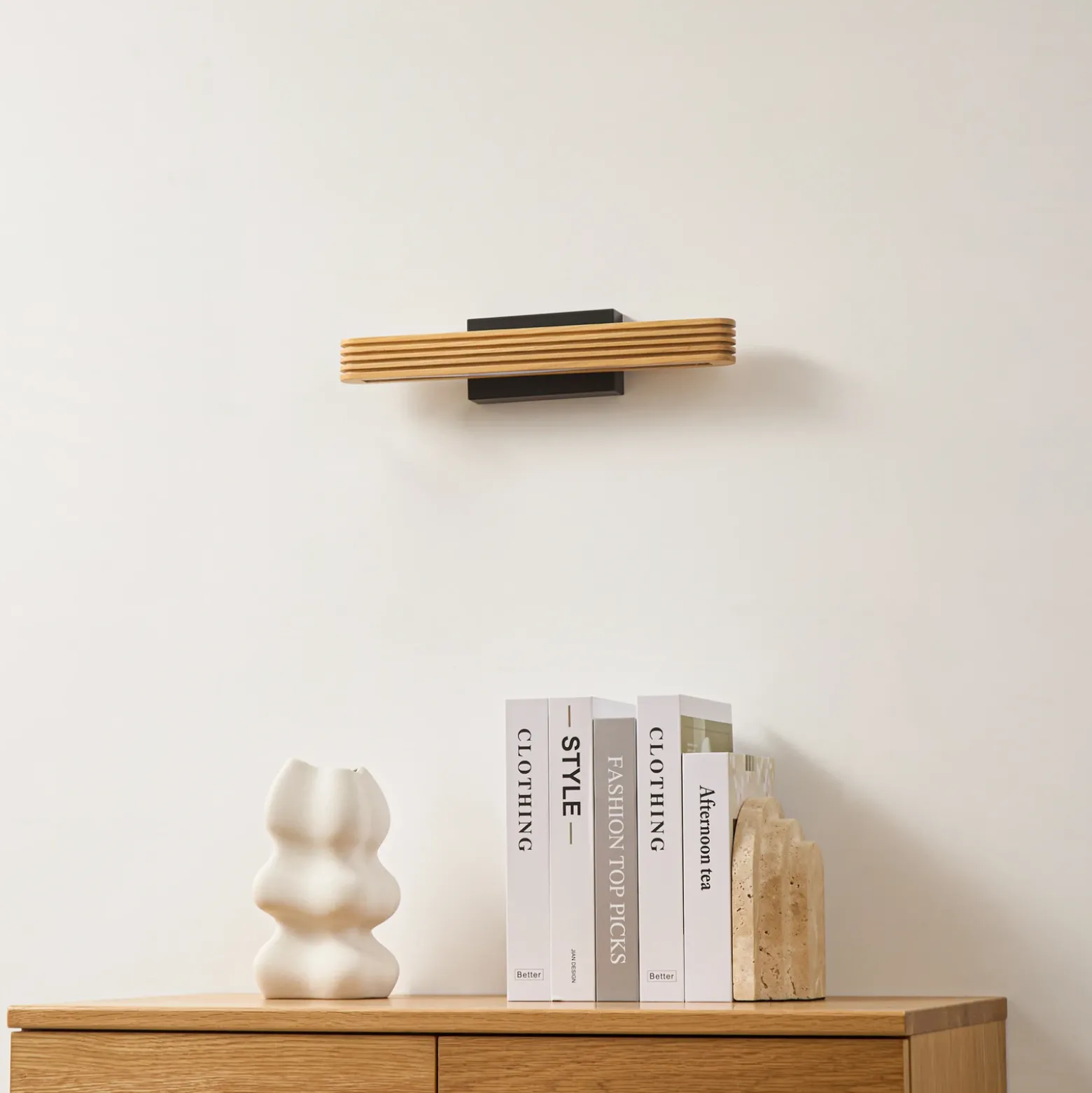 Aplique de pared LED Lucande Lieske, 40 cm, madera, negro