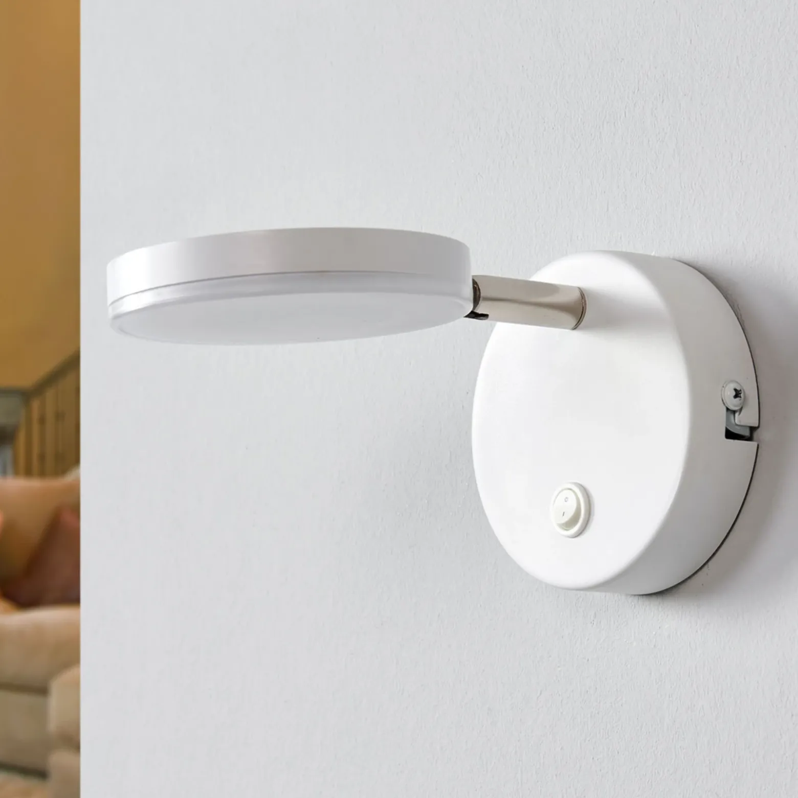 Aplique de pared LED Milow de Lindby, blanco, 9,6 cm de altura, interruptor