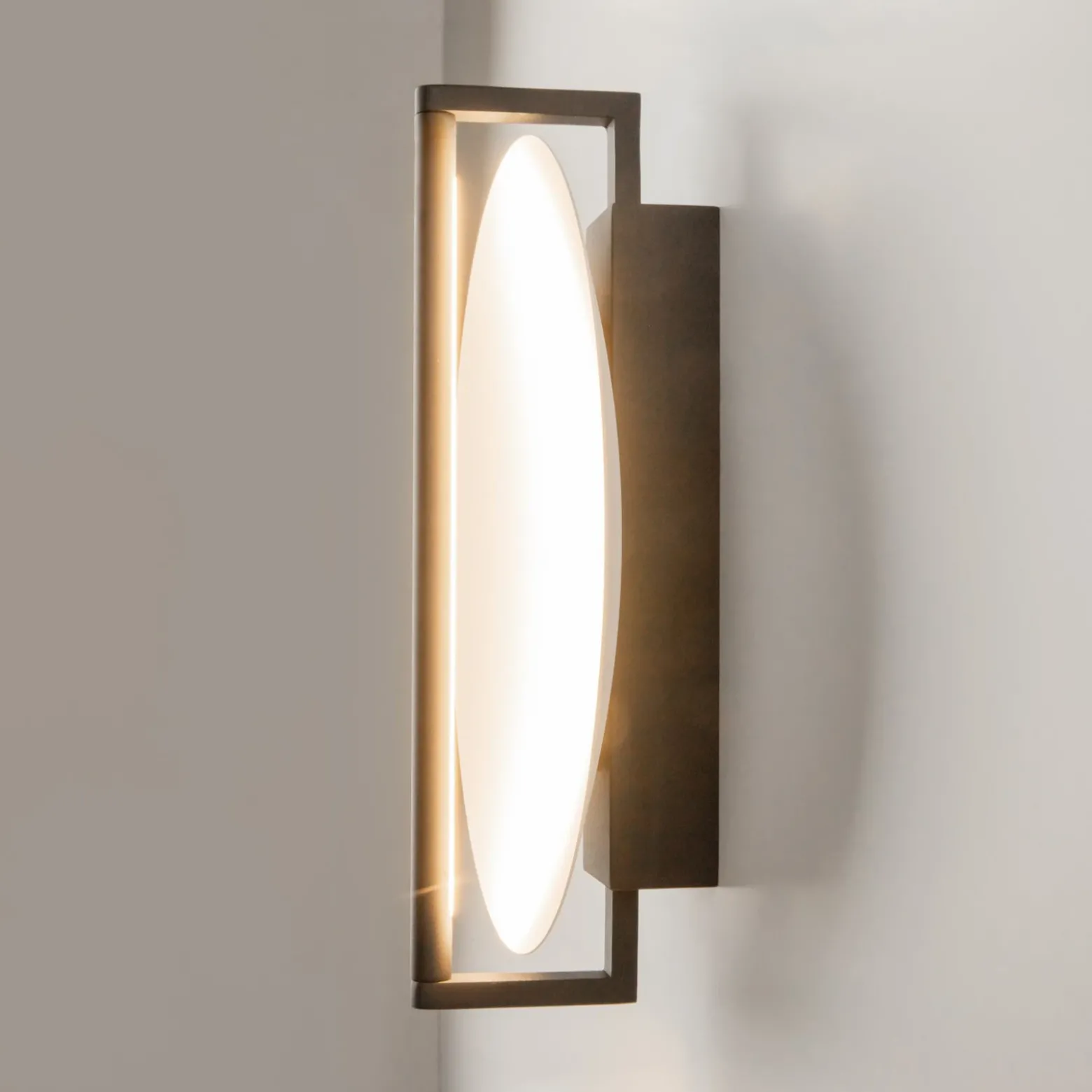 Aplique de pared LED Mira de Maytoni, blanco/negro, altura 30 cm, metal