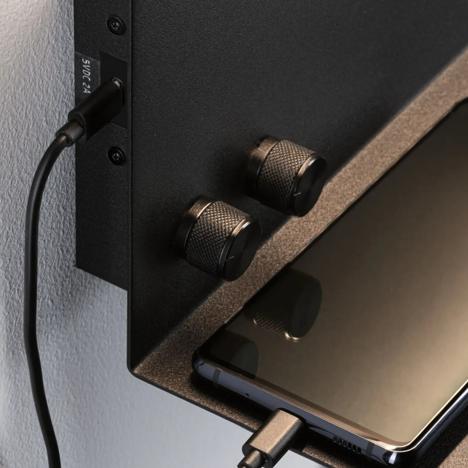 Aplique de pared LED Paulmann Jarina negra, 35 cm, bandeja, puerto USB