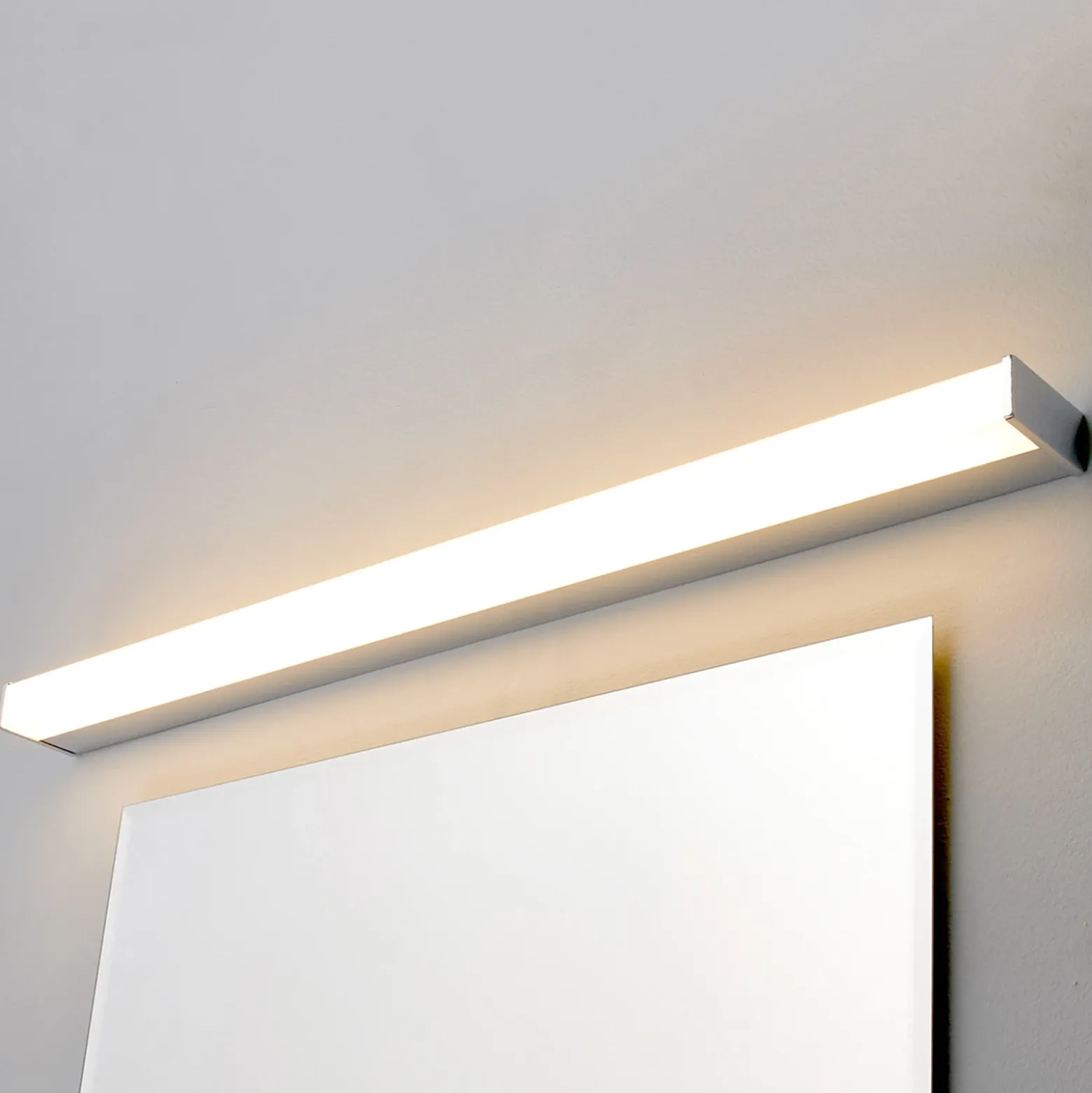 Aplique de pared LED Philippa de Lindby, angular, 89 cm, cromado, IP44