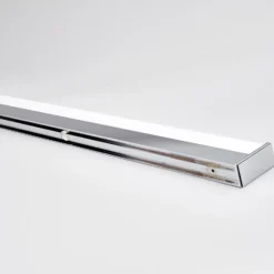 Aplique de pared LED Philippa de Lindby, angular, 89 cm, cromado, IP44