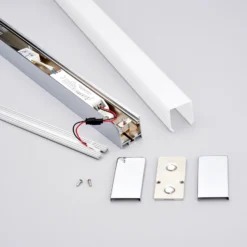Aplique de pared LED Philippa de Lindby, angular, 59 cm, cromado, IP44