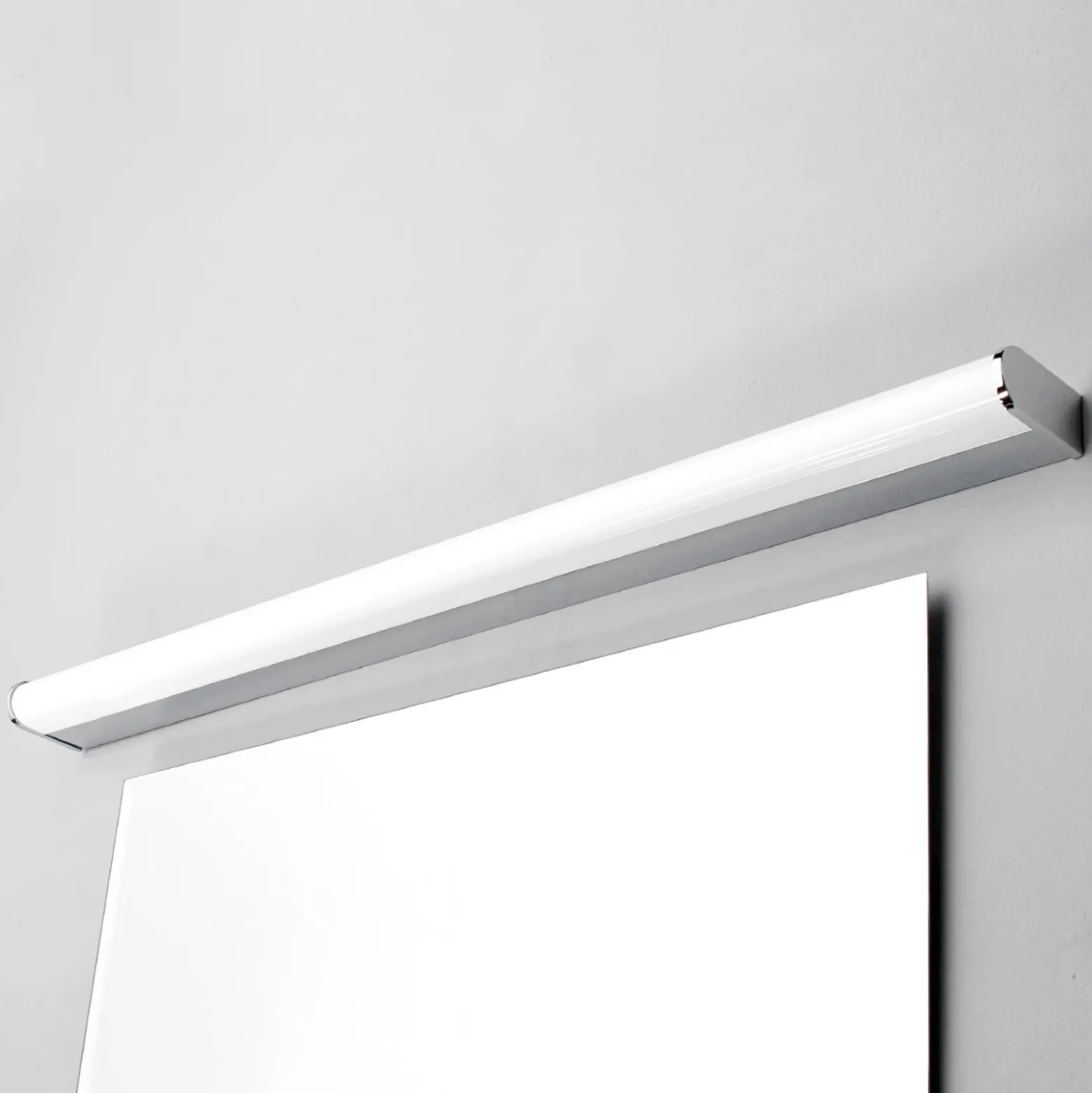 Aplique de pared LED Philippa de Lindby, redondeado, 88 cm, cromado, IP44