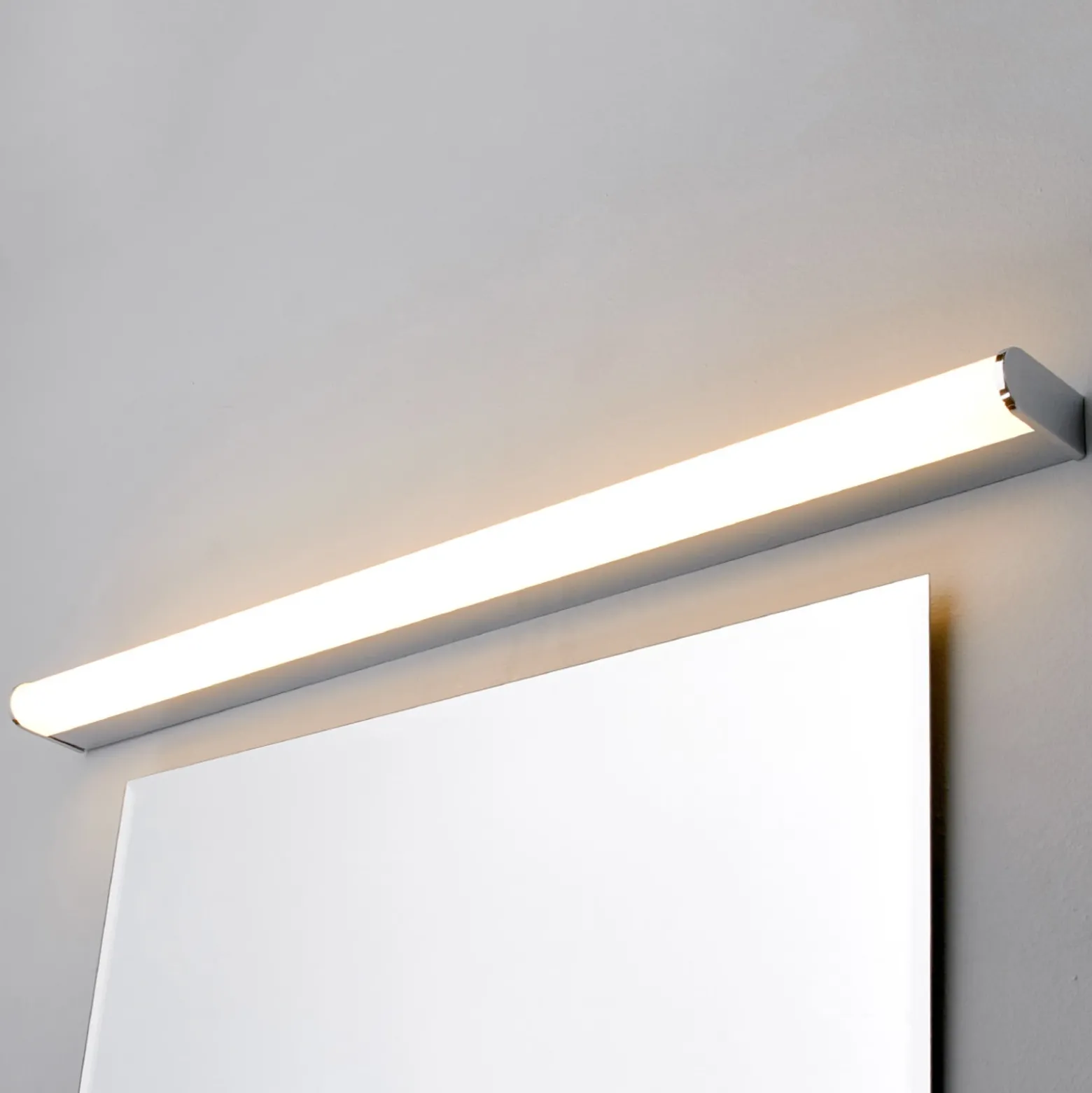 Aplique de pared LED Philippa de Lindby, redondeado, 88 cm, cromado, IP44
