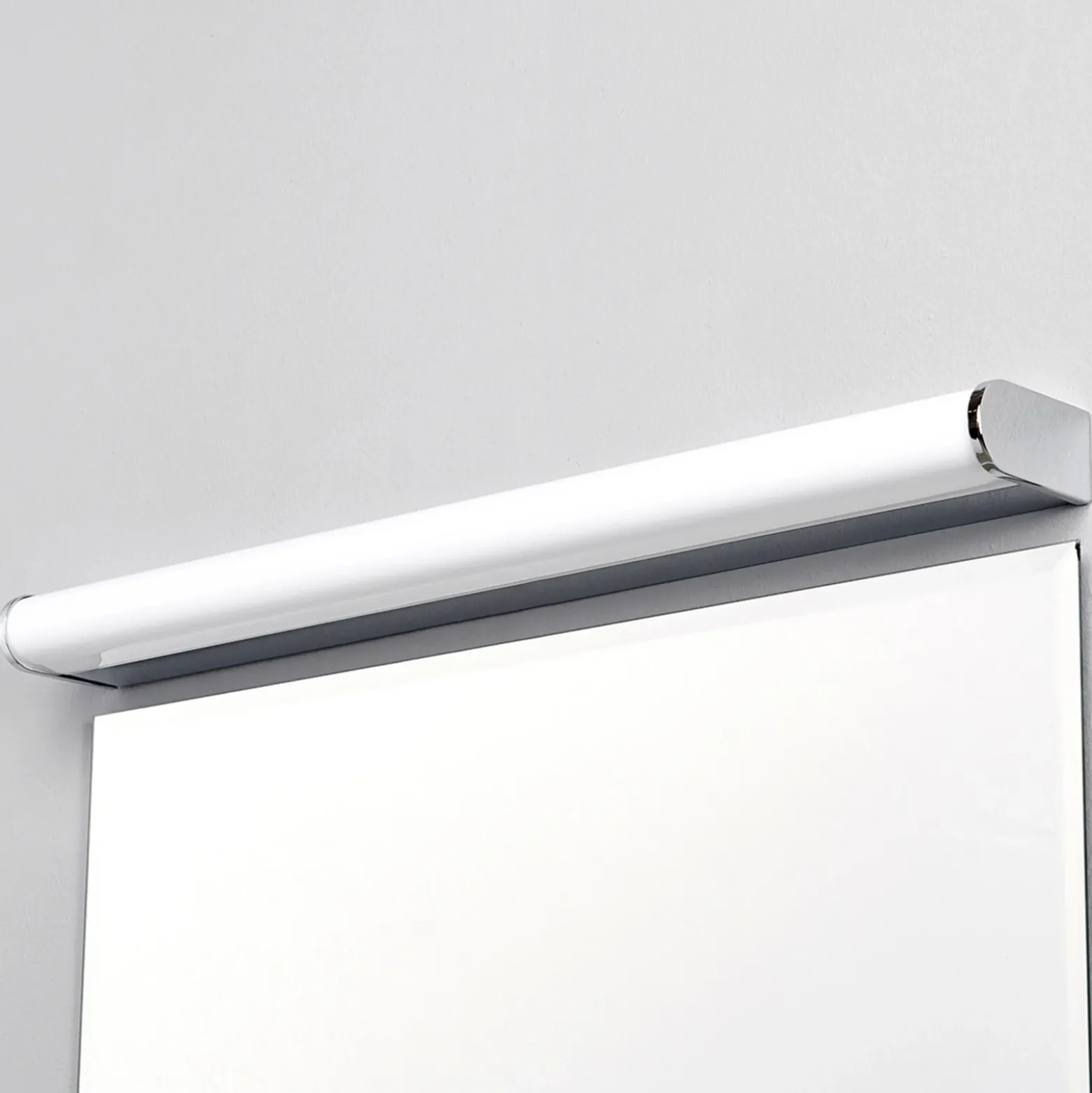 Aplique de pared LED Philippa de Lindby, redondeado, 58 cm, cromado, IP44
