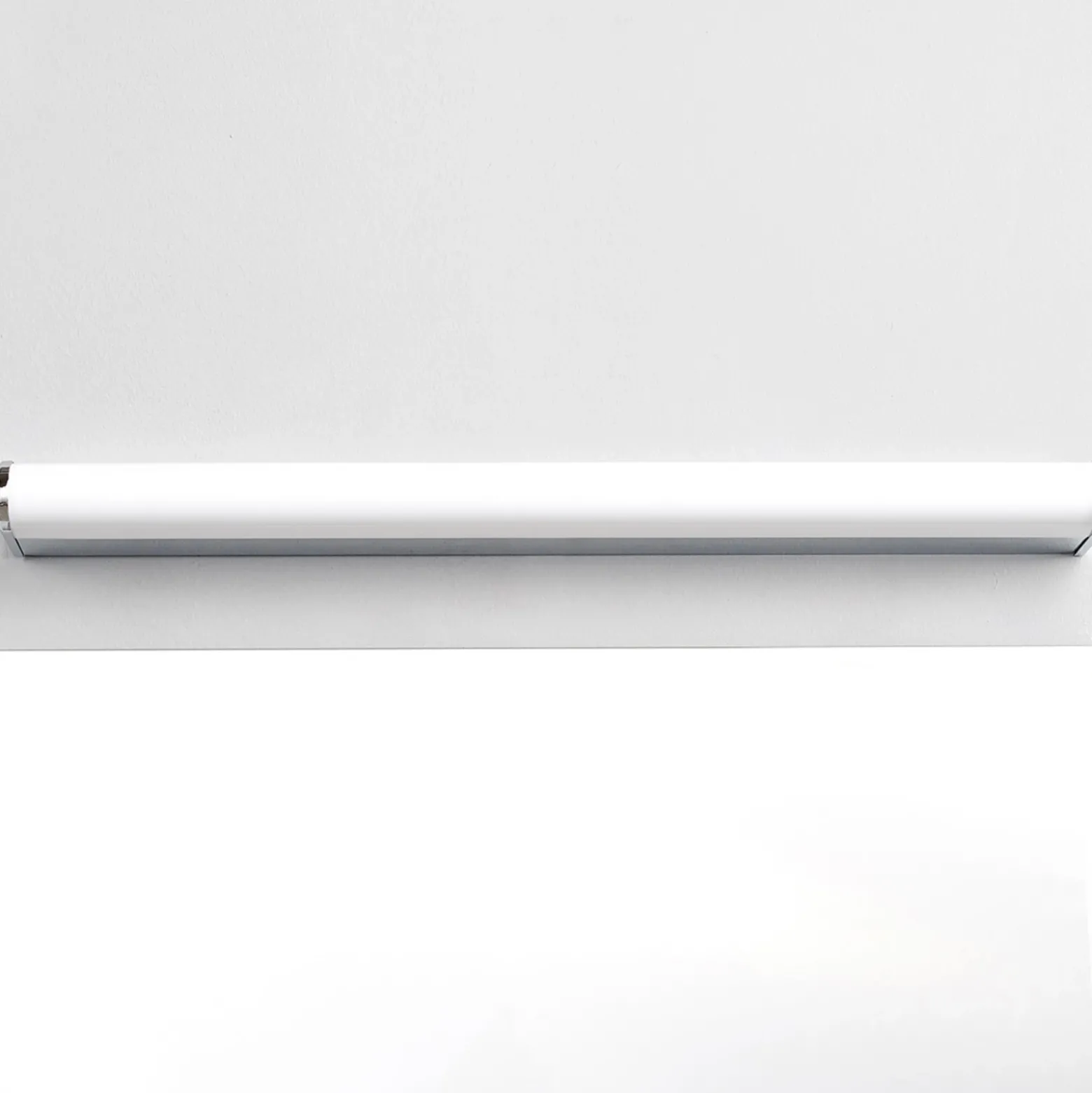 Aplique de pared LED Philippa de Lindby, redondeado, 58 cm, cromado, IP44