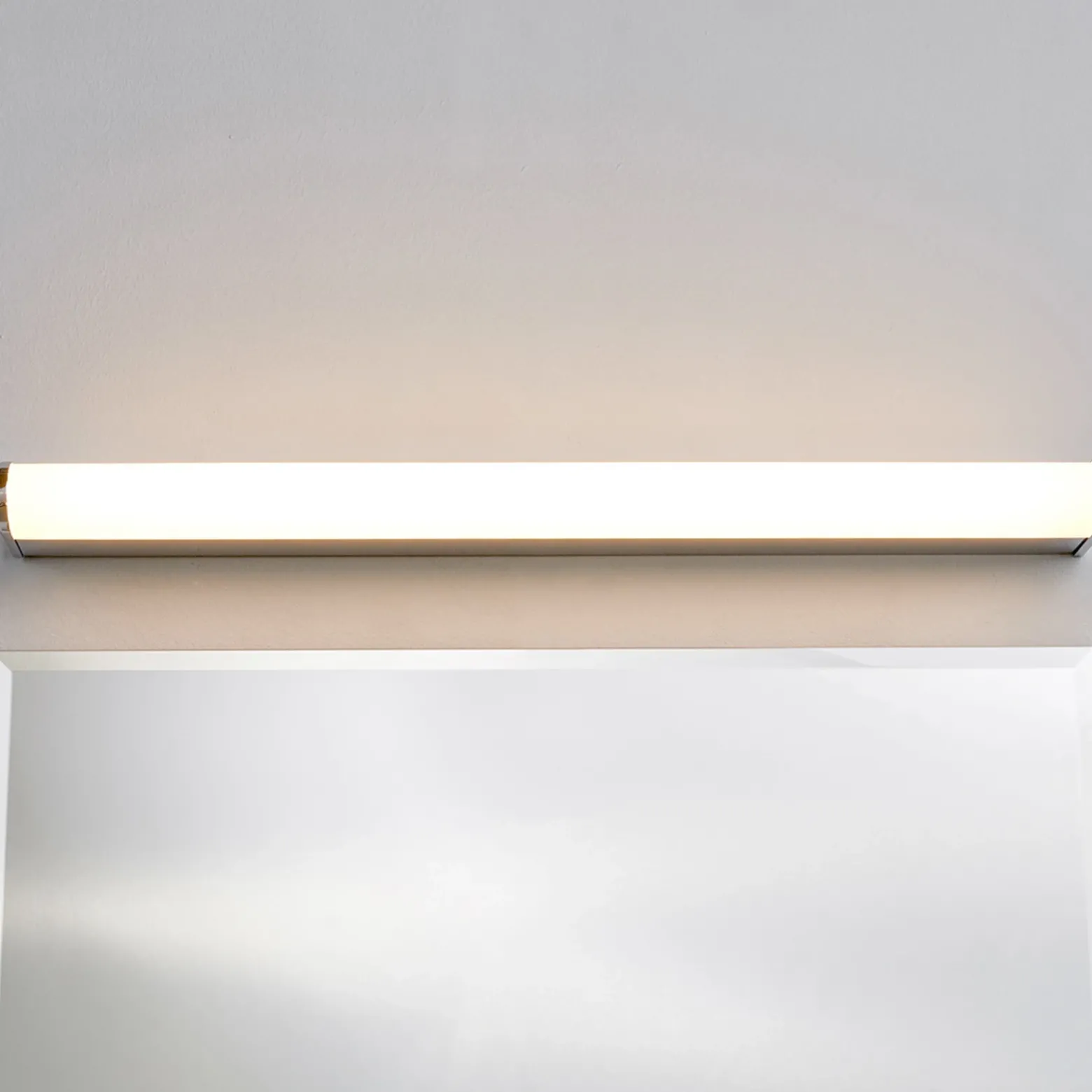 Aplique de pared LED Philippa de Lindby, redondeado, 58 cm, cromado, IP44
