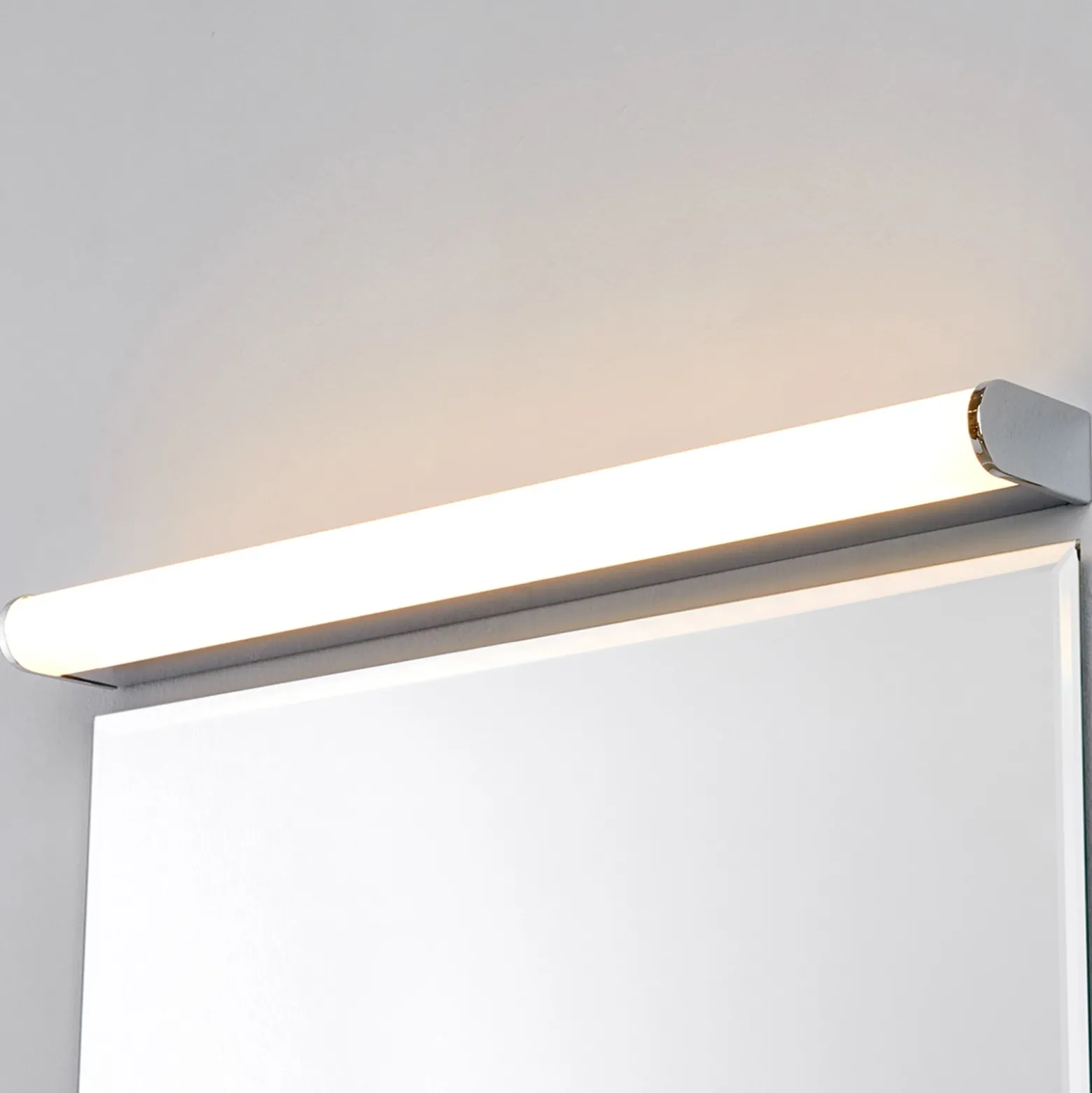 Aplique de pared LED Philippa de Lindby, redondeado, 58 cm, cromado, IP44