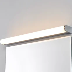 Aplique de pared LED Philippa de Lindby, redondeado, 58 cm, cromado, IP44