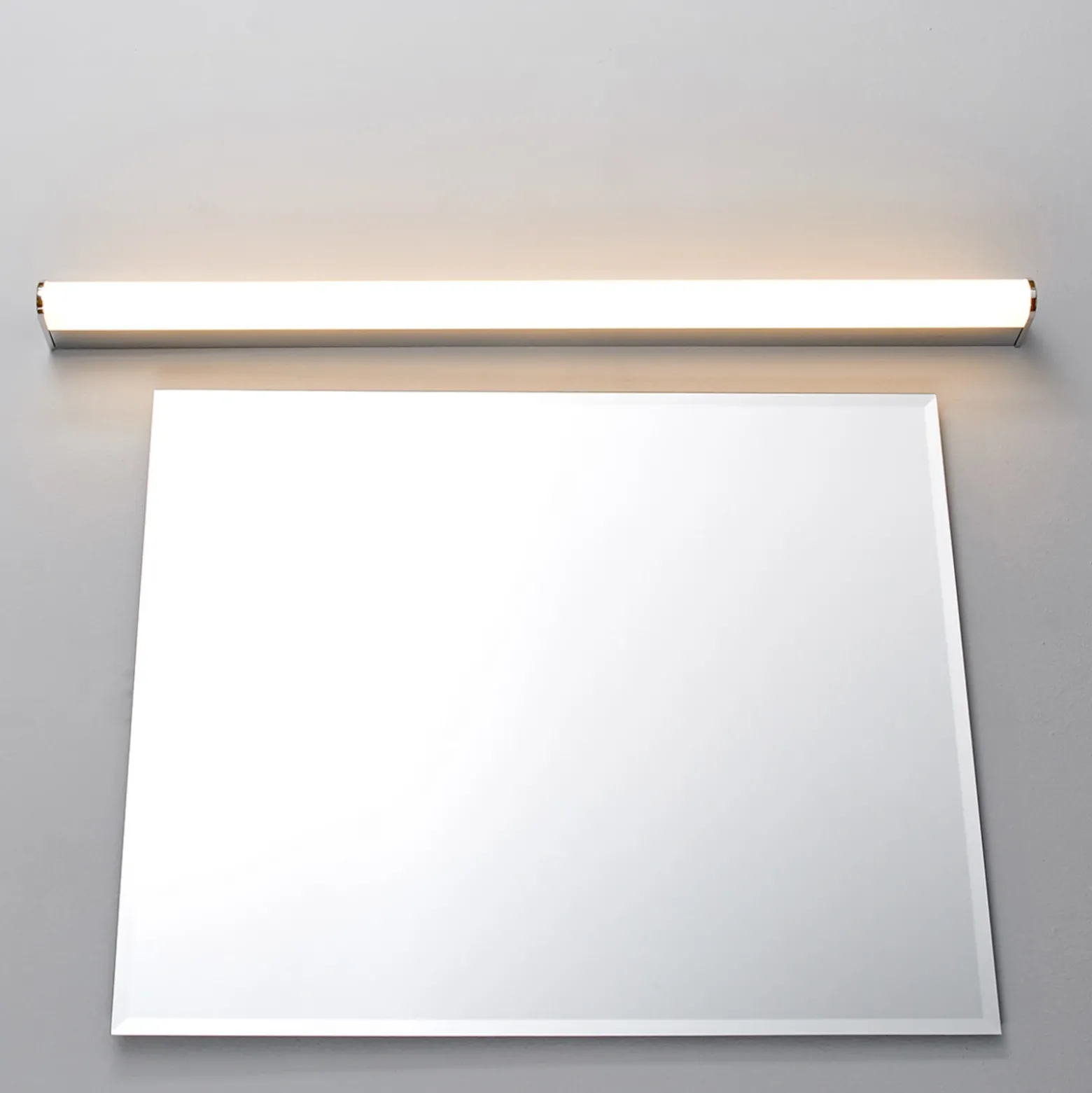 Aplique de pared LED Philippa de Lindby, redondeado, 88 cm, cromado, IP44