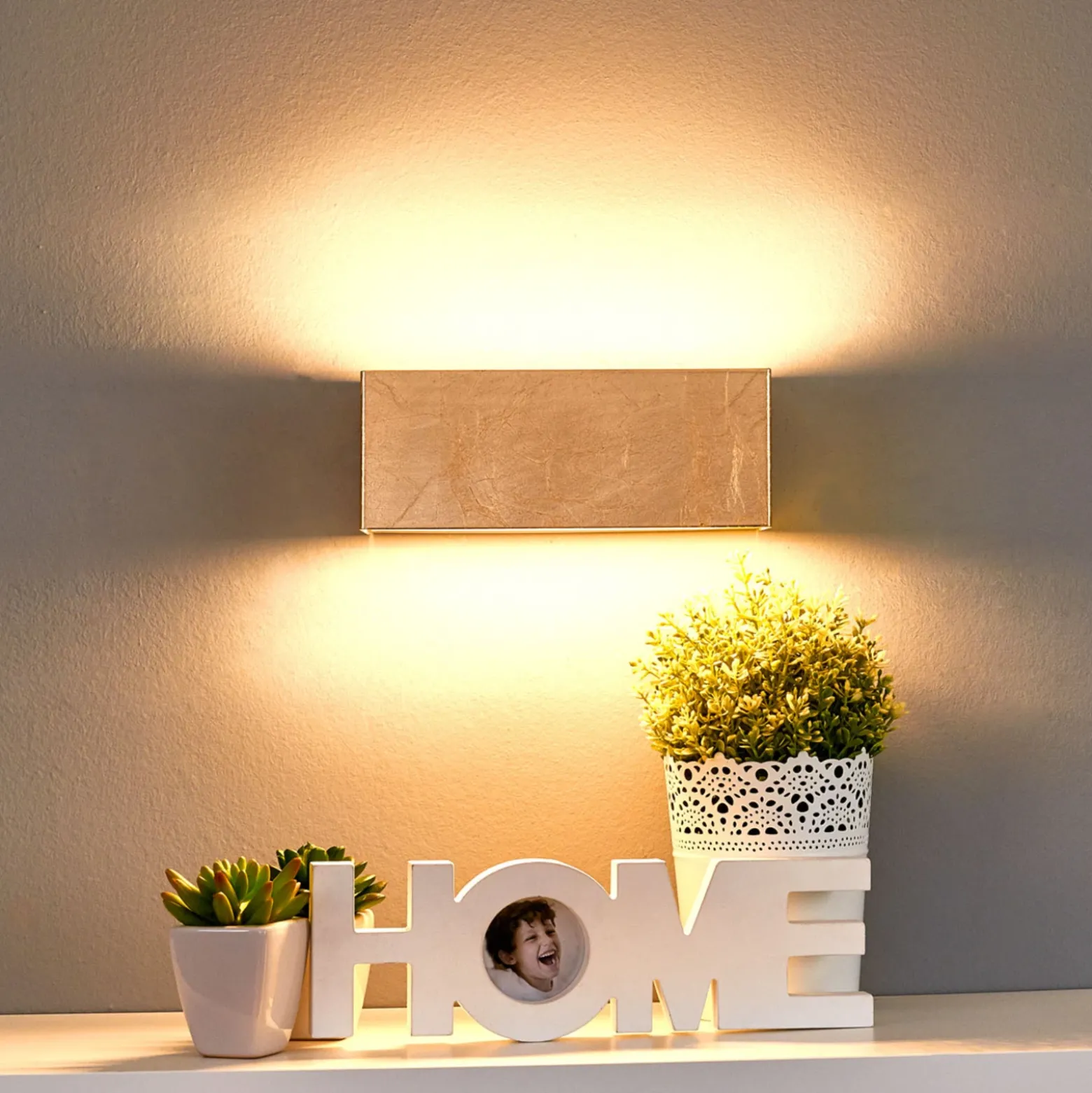 Aplique de pared LED Quentin de Lindby, 23 cm de ancho, color dorado, metal