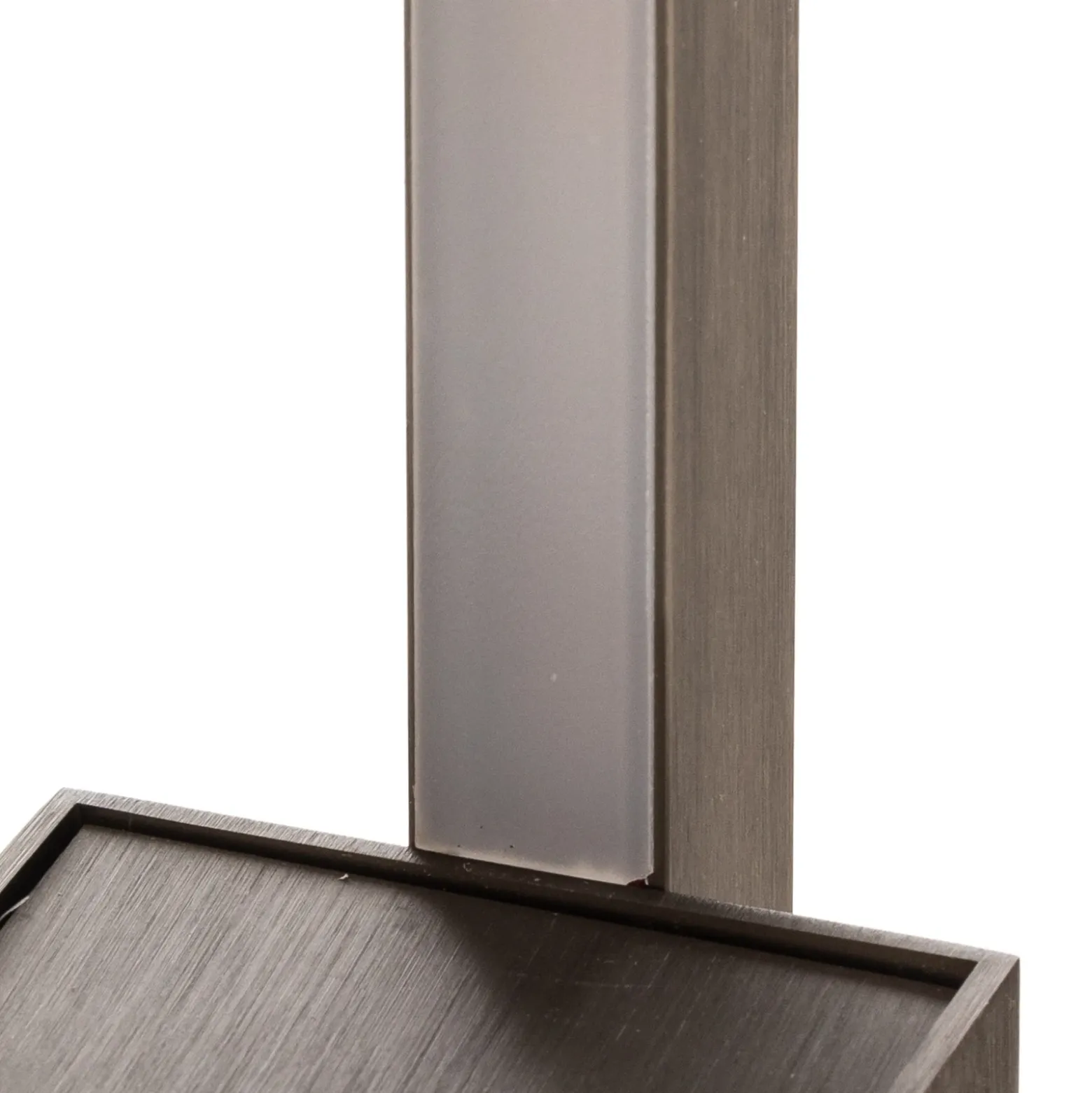Aplique de pared LED Quitani Talon, acabado en bronce claro anodizado