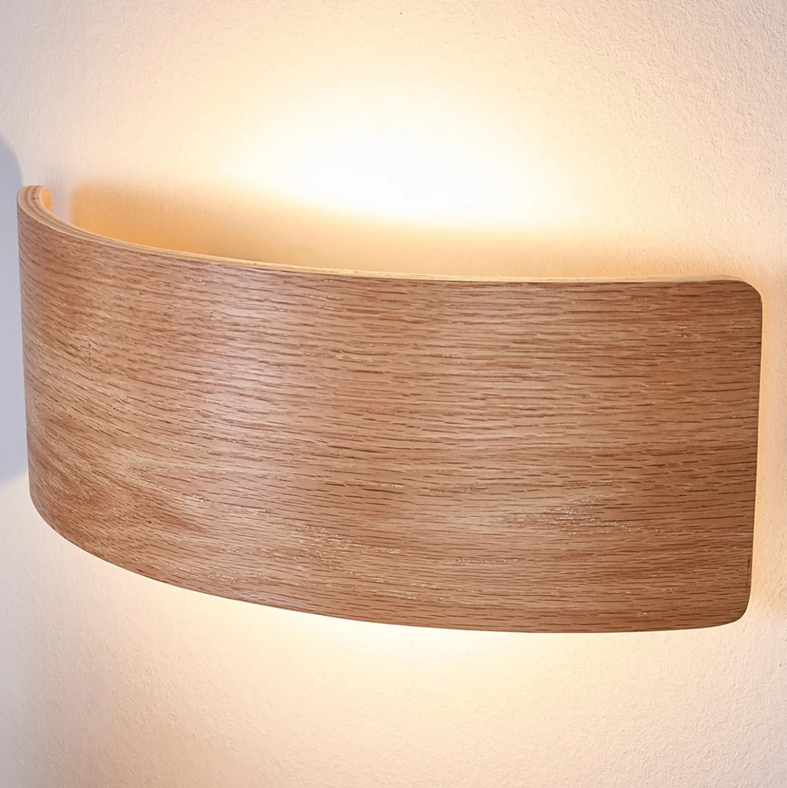 Aplique de pared LED Rafailia de Lindby, ancho 33 cm, madera, 3000 K