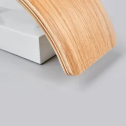 Aplique de pared LED Rafailia de Lindby, ancho 23 cm, madera, 3.000 K