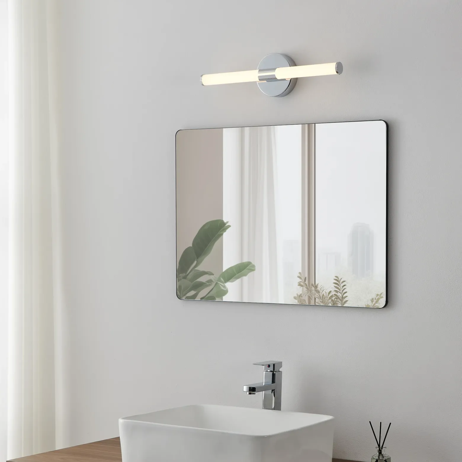 Aplique de pared LED Ramola, color cromado, ancho 45 cm, IP44, CCT