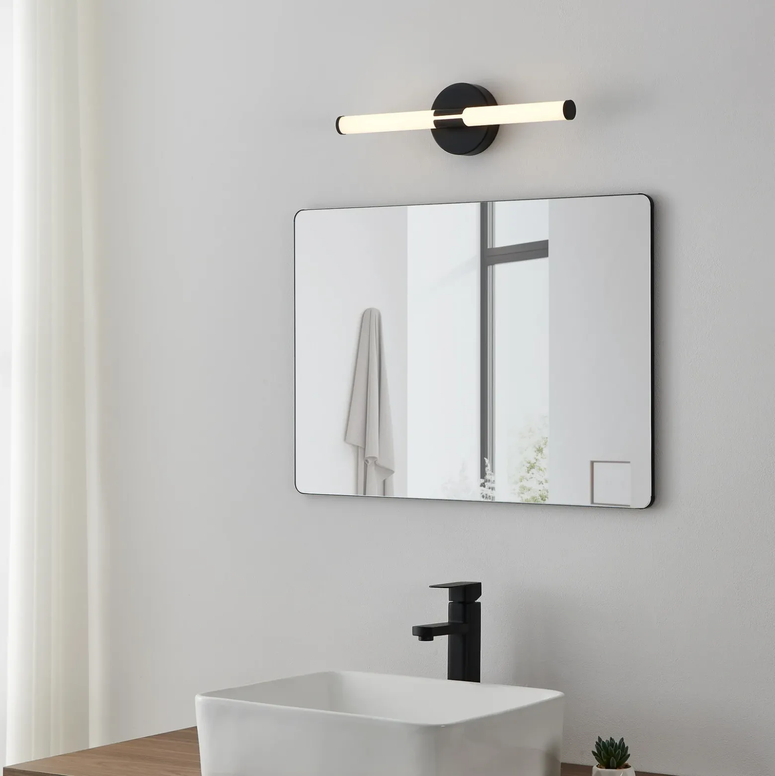 Aplique de pared LED Ramola, negra, ancho 45 cm, IP44, CCT