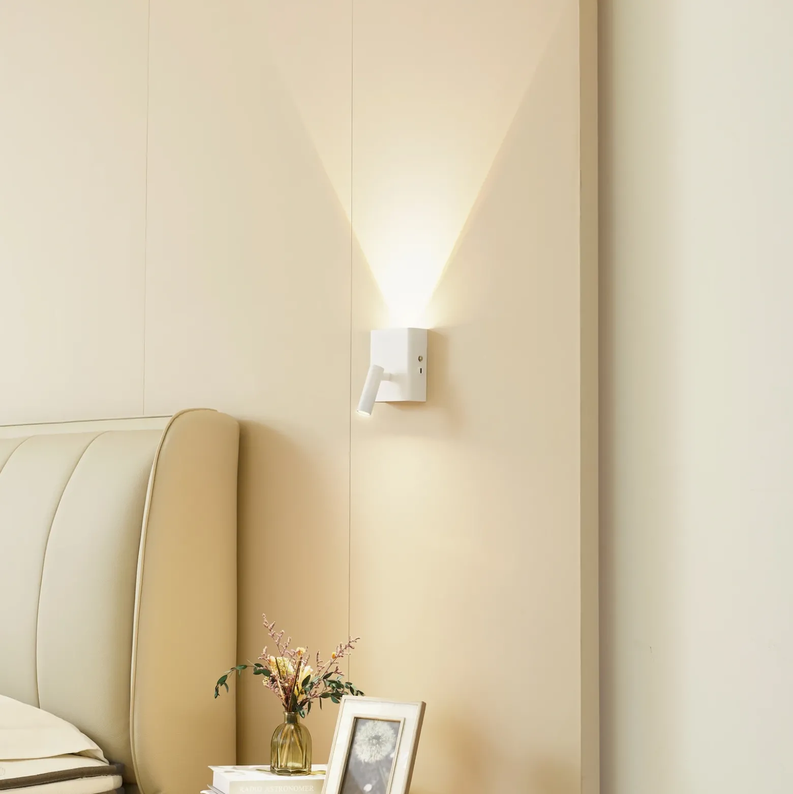 Aplique de pared LED recargable Lindby Agit, blanco, metal, regulador de