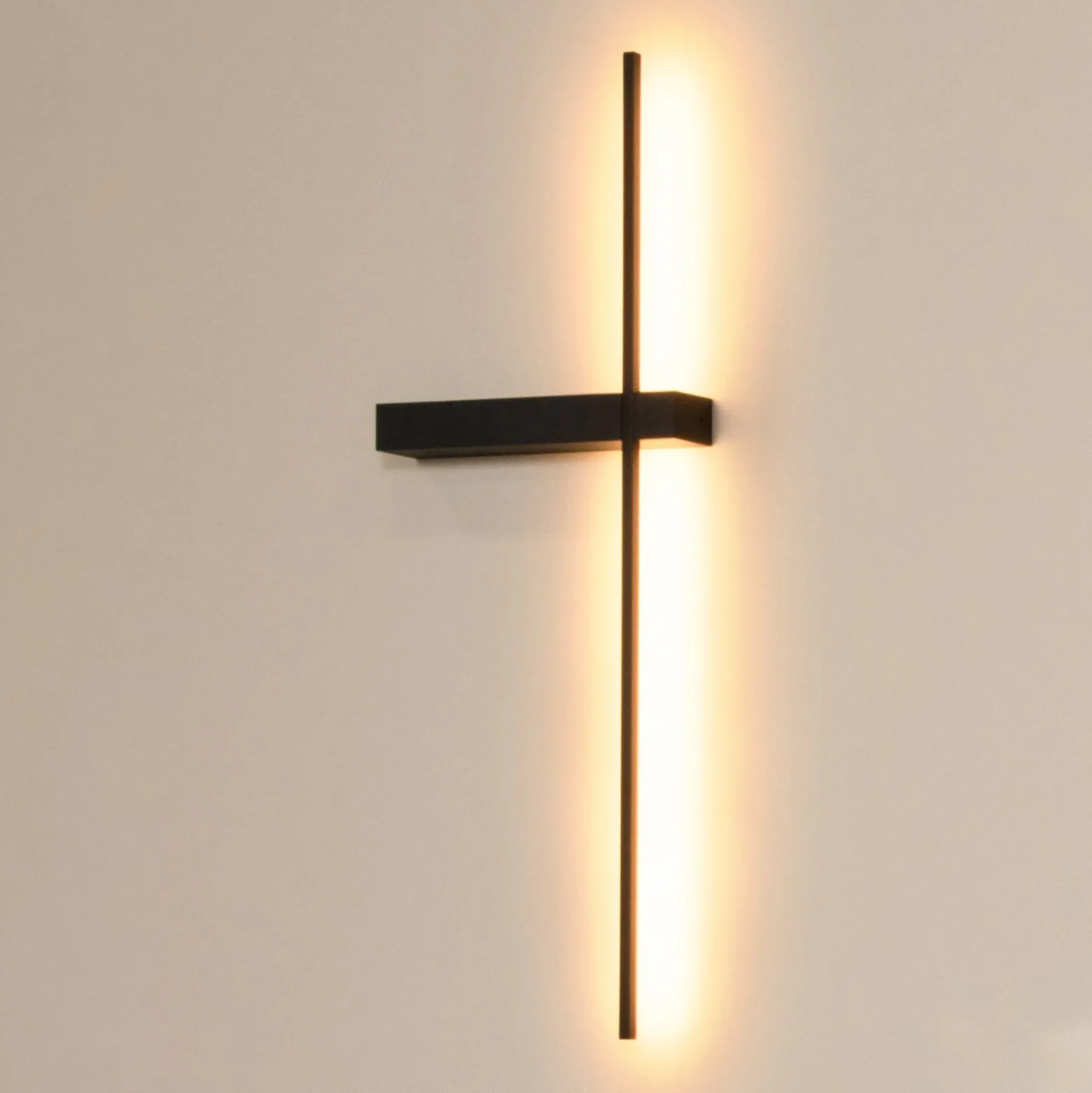 Aplique de pared LED Segin, altura 60 cm, 6W, negro, aluminio