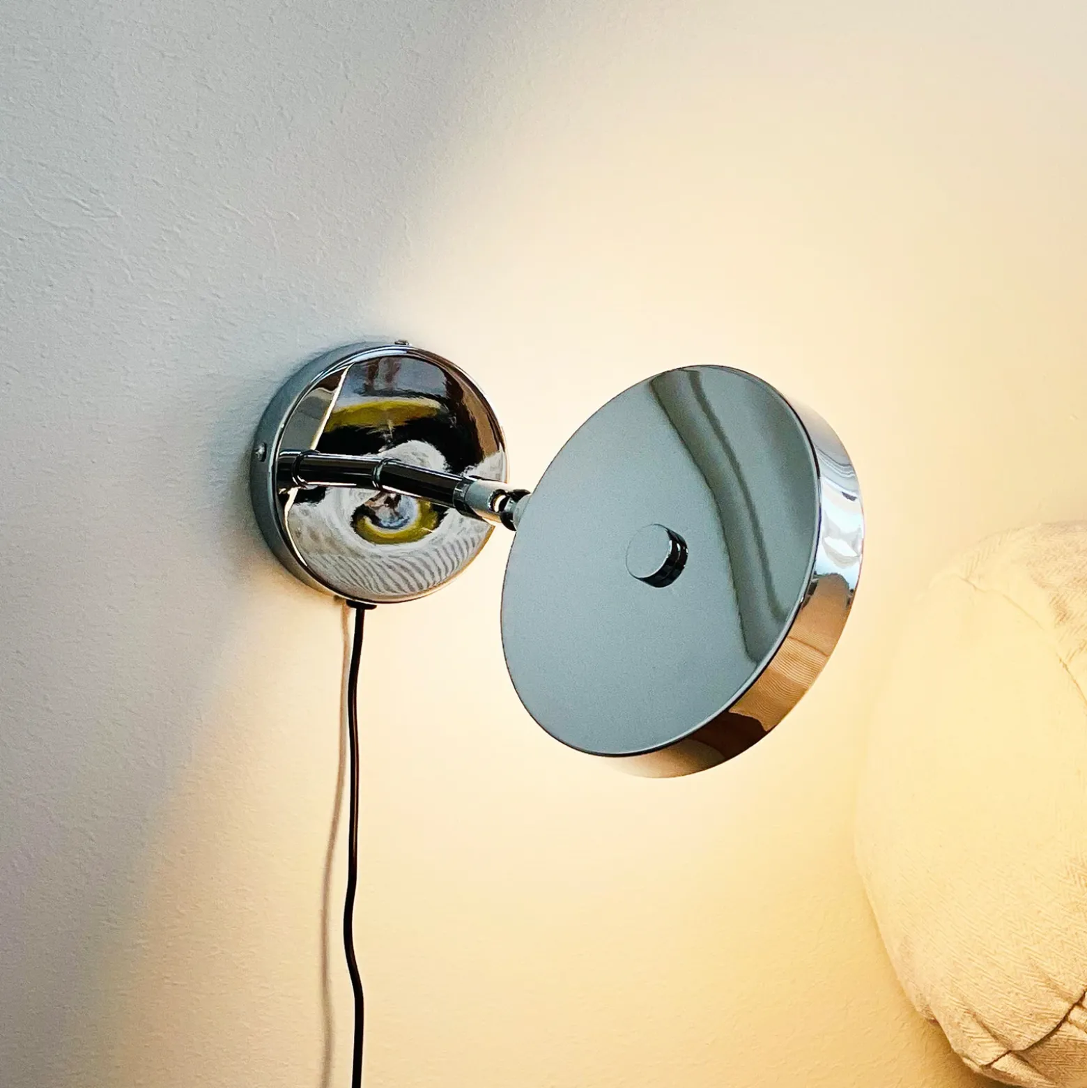 Aplique de pared LED Starlight de Dyberg Larsen, cromado, Ø 14 cm, atenuable.