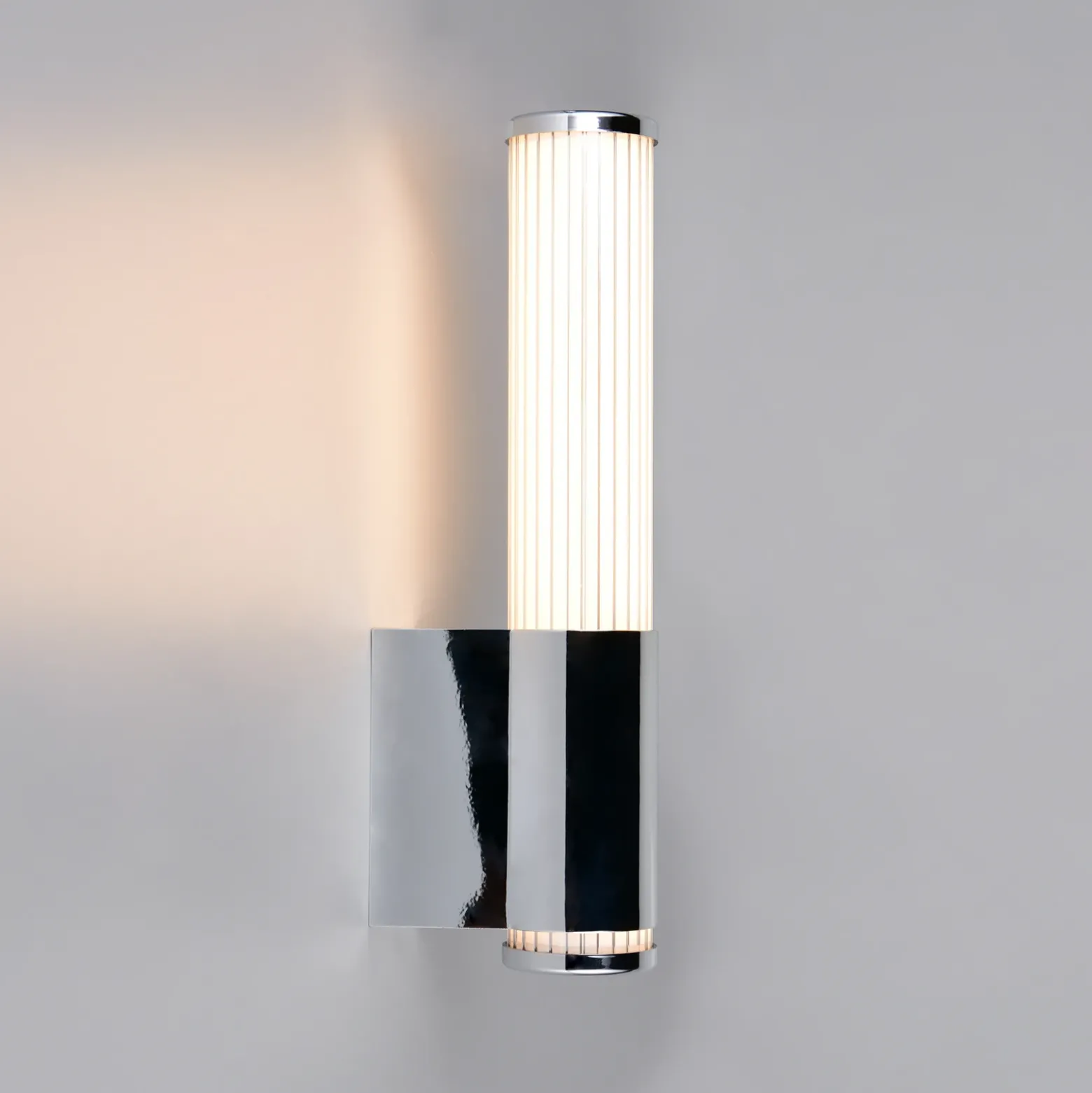 Aplique de pared LED Stefano, color cromo, altura 29 cm, metal, IP44