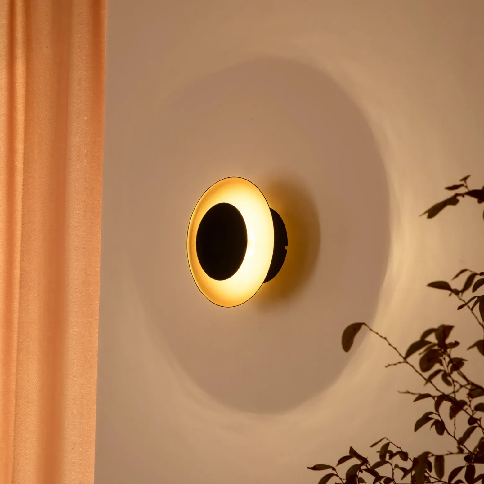 Aplique de pared LED Tiama de Lindby, metal, negro/oro, Ø 20 cm