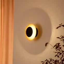 Aplique de pared LED Tiama de Lindby, metal, negro/oro, Ø 20 cm