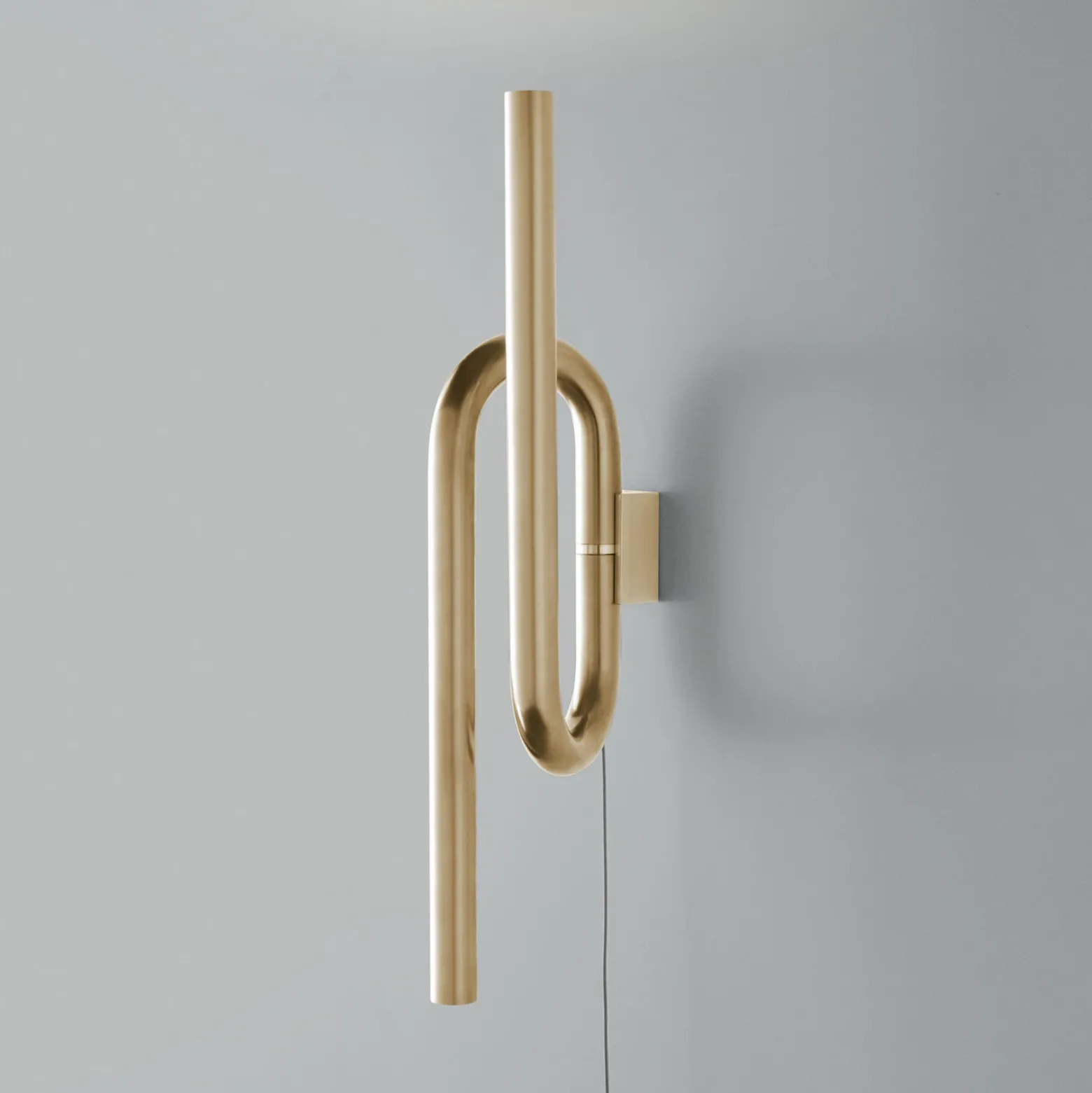 Aplique de pared LED Tobia de Foscarini con cable dorado