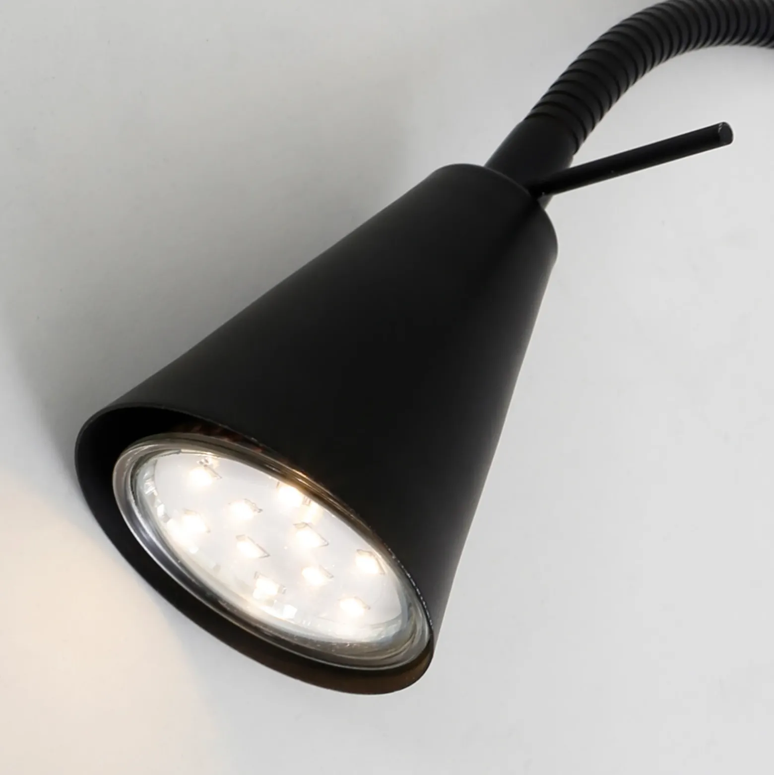 Aplique de pared LED Tusa, negro, metal, 45 cm, brazo flexible