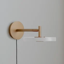 Aplique de pared LED UMAGE Asteria Short, blanco/latón, enchufe