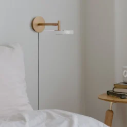 Aplique de pared LED UMAGE Asteria Short, blanco/latón, enchufe