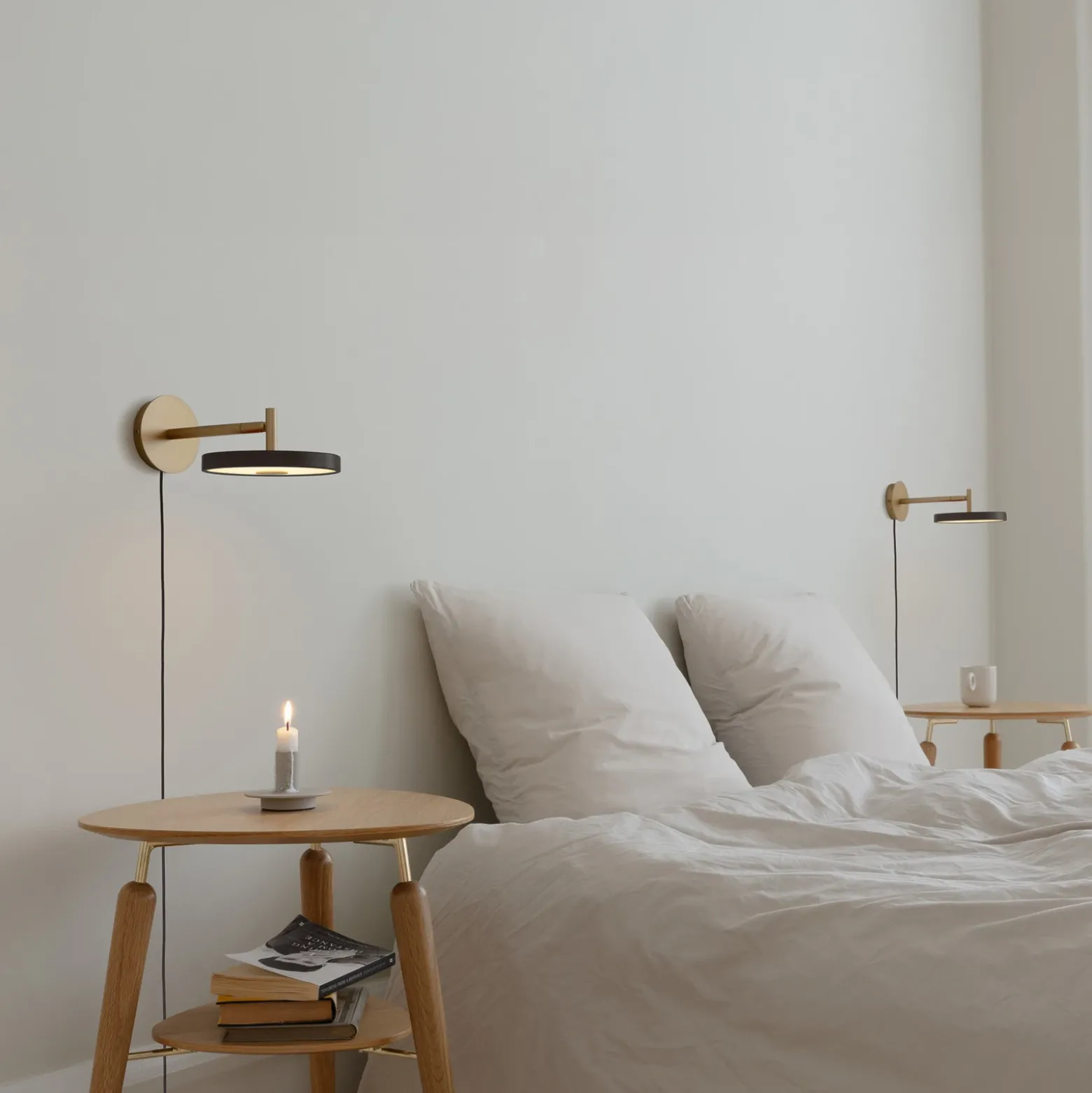 Aplique de pared LED UMAGE Asteria Short, negro/latón, enchufe