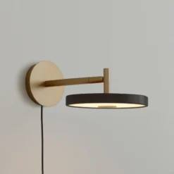 Aplique de pared LED UMAGE Asteria Short, negro/latón, enchufe