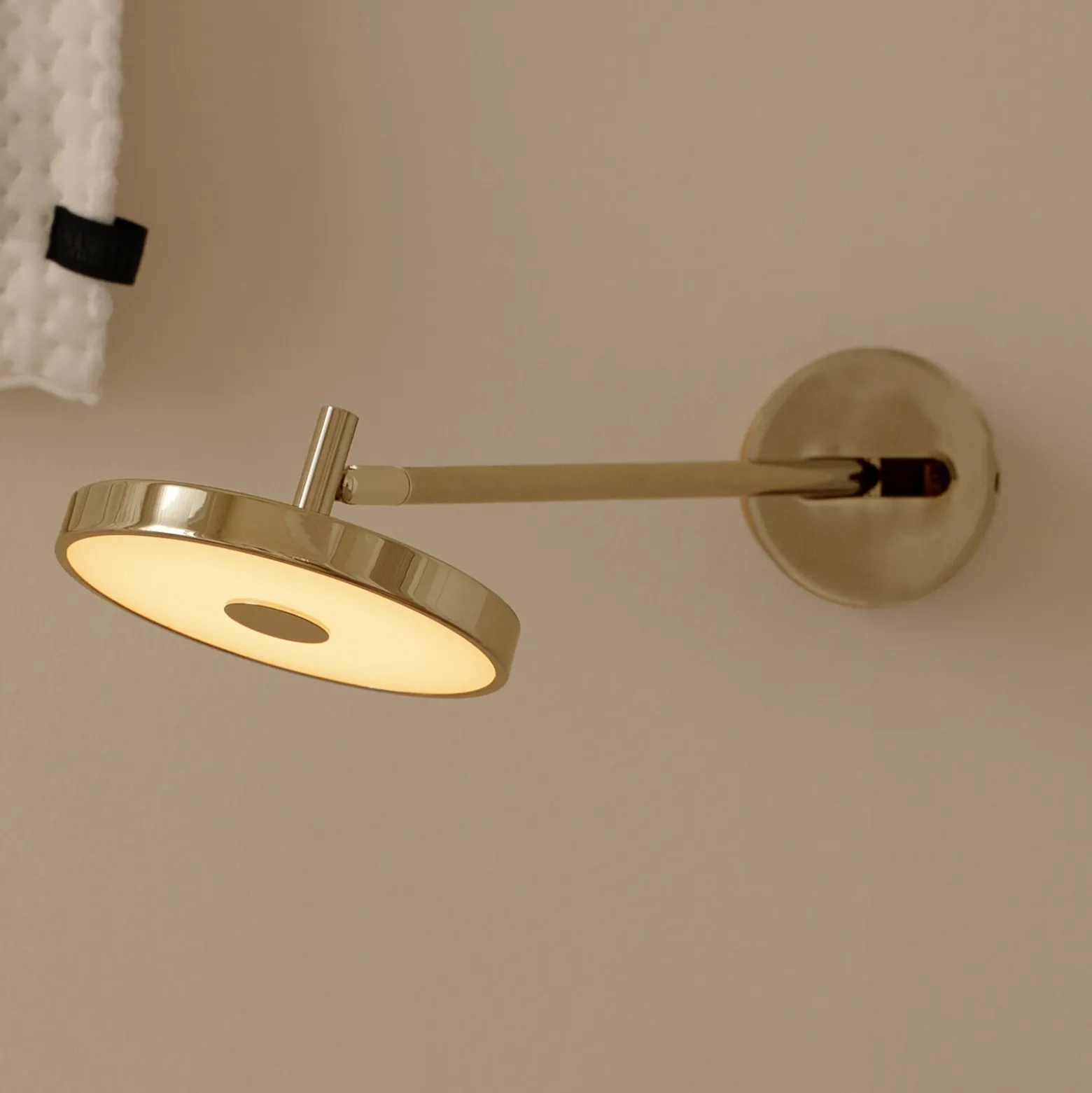Aplique de pared LED UMAGE Asteria LONG HW, latón pulido, 45 cm